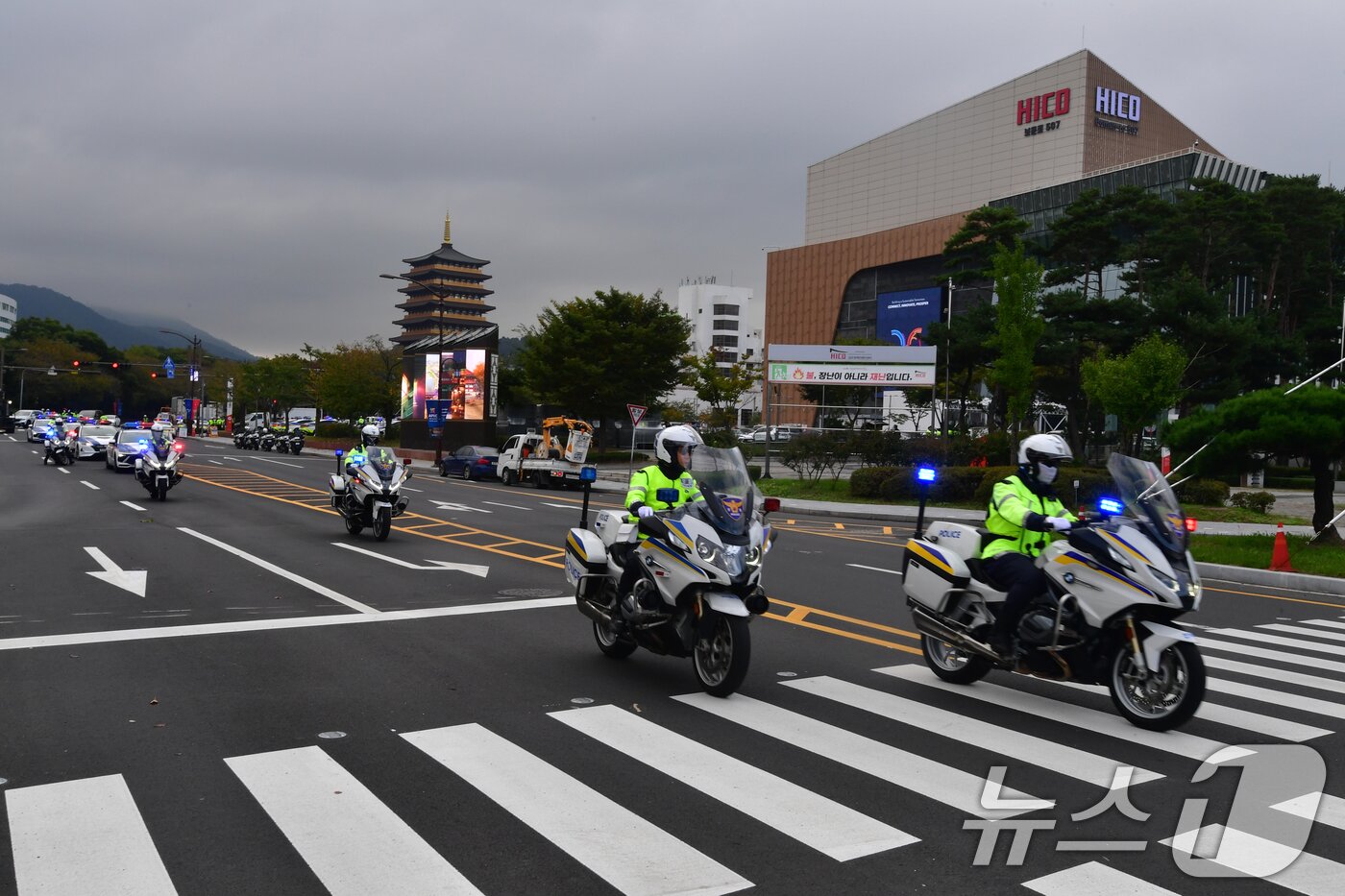 본문 이미지 - APEC 정상회의를 열흘 앞둔 20일 경찰이 경북 경주에서 각국 정상들의 차량을 경호하는 훈련을 하고 있다. 2025.10.20/뉴스1 ⓒ News1 최창호 기자