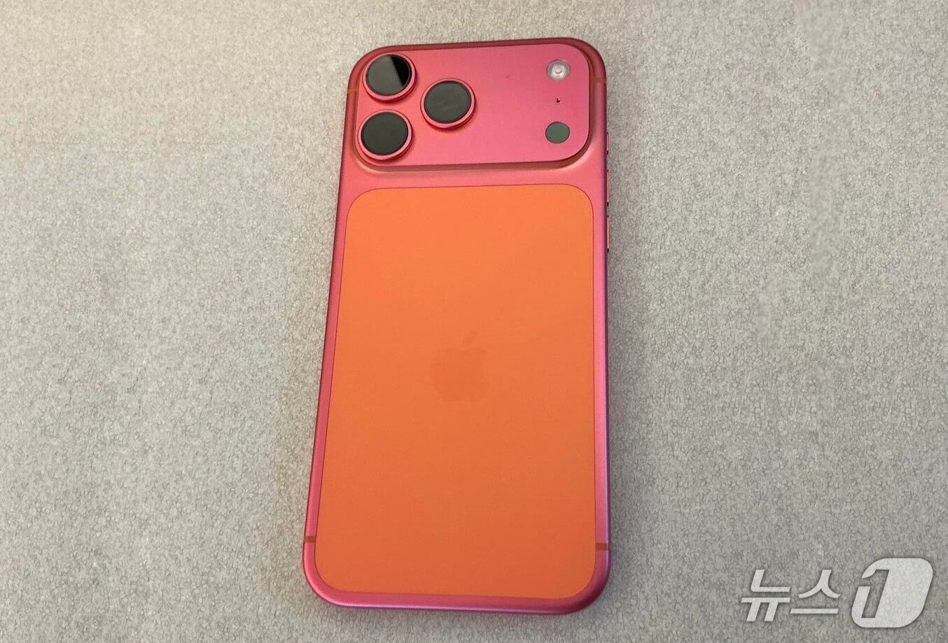 Orange iPhone 17 Pro units turning rose gold is occurring worldwide / Capture from Reddit, U.S. IT community