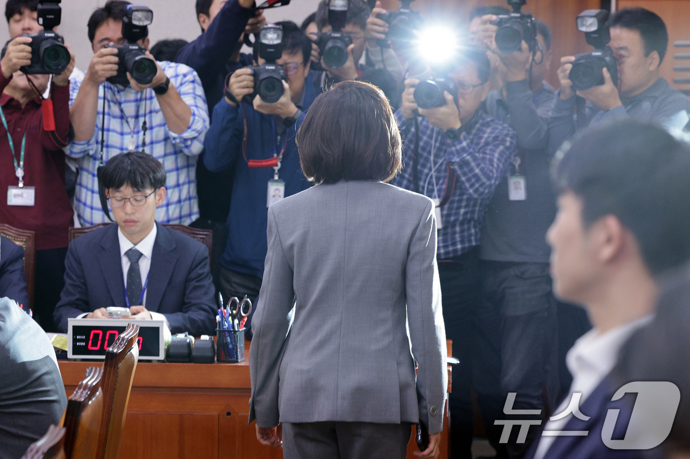 (서울=뉴스1) 신웅수 기자 = 나경원 국민의힘 의원의 20일 서울 여의도 국회 법제사법위원회에서 열린 서울고법·서울중앙지법 등에 대한 국정감사에서 신상 발언 후 법사위를 나서고 …