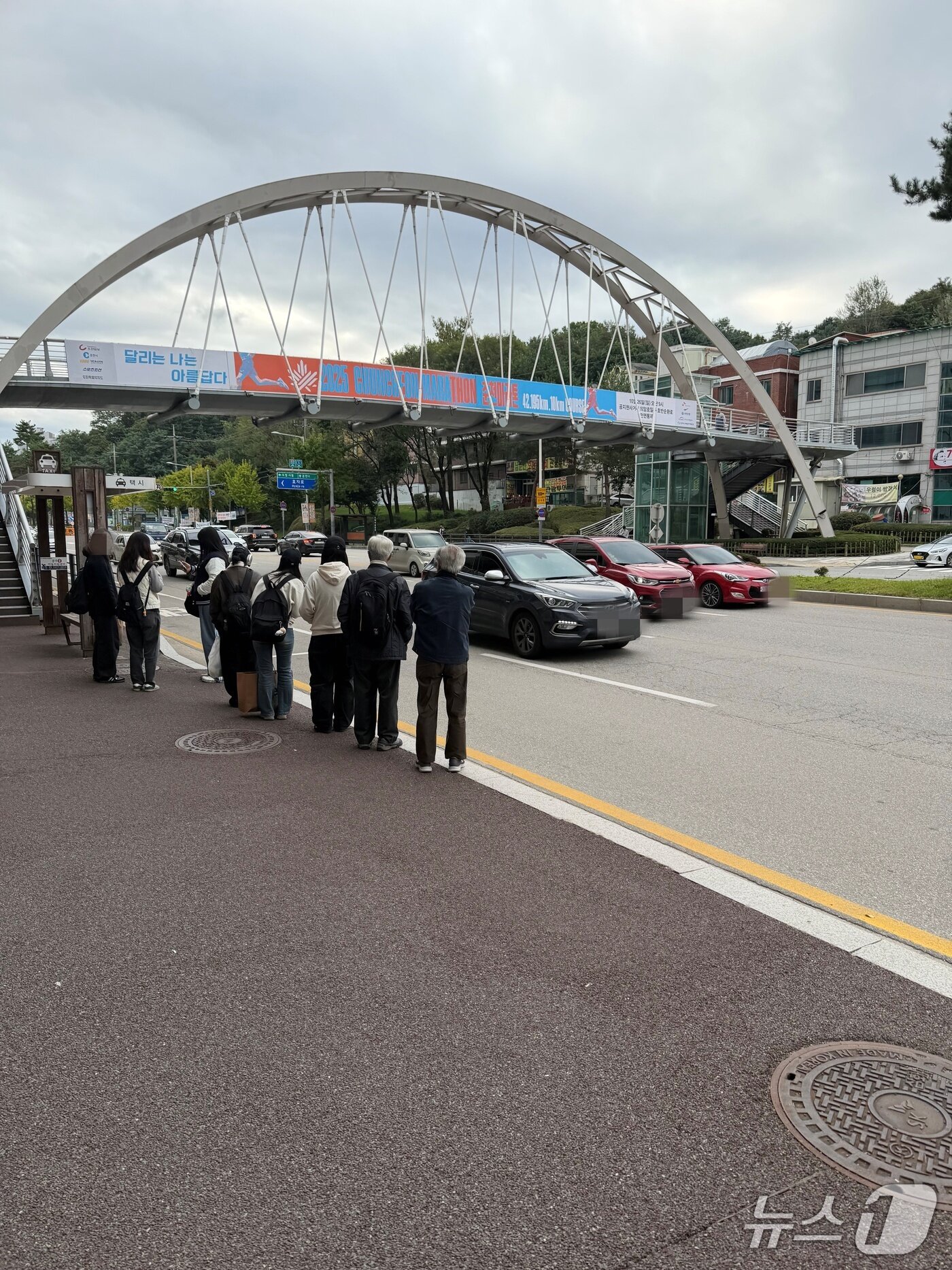 본문 이미지 - 20일 오전 강원 춘천시 남춘천역 앞 택시승강장에서 시민들이 택시를 타기위해 줄을 서는 모습.2025.10.20 뉴스1 한귀섭 기자