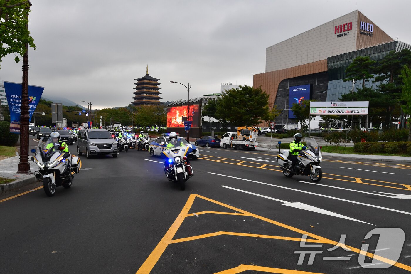본문 이미지 - APEC 정상회의를 열흘 앞둔 20일 경찰이 경북 경주시 화백컨벤션센터 앞에서 경호 훈련을 실시했다. ⓒ News1 최창호 기자