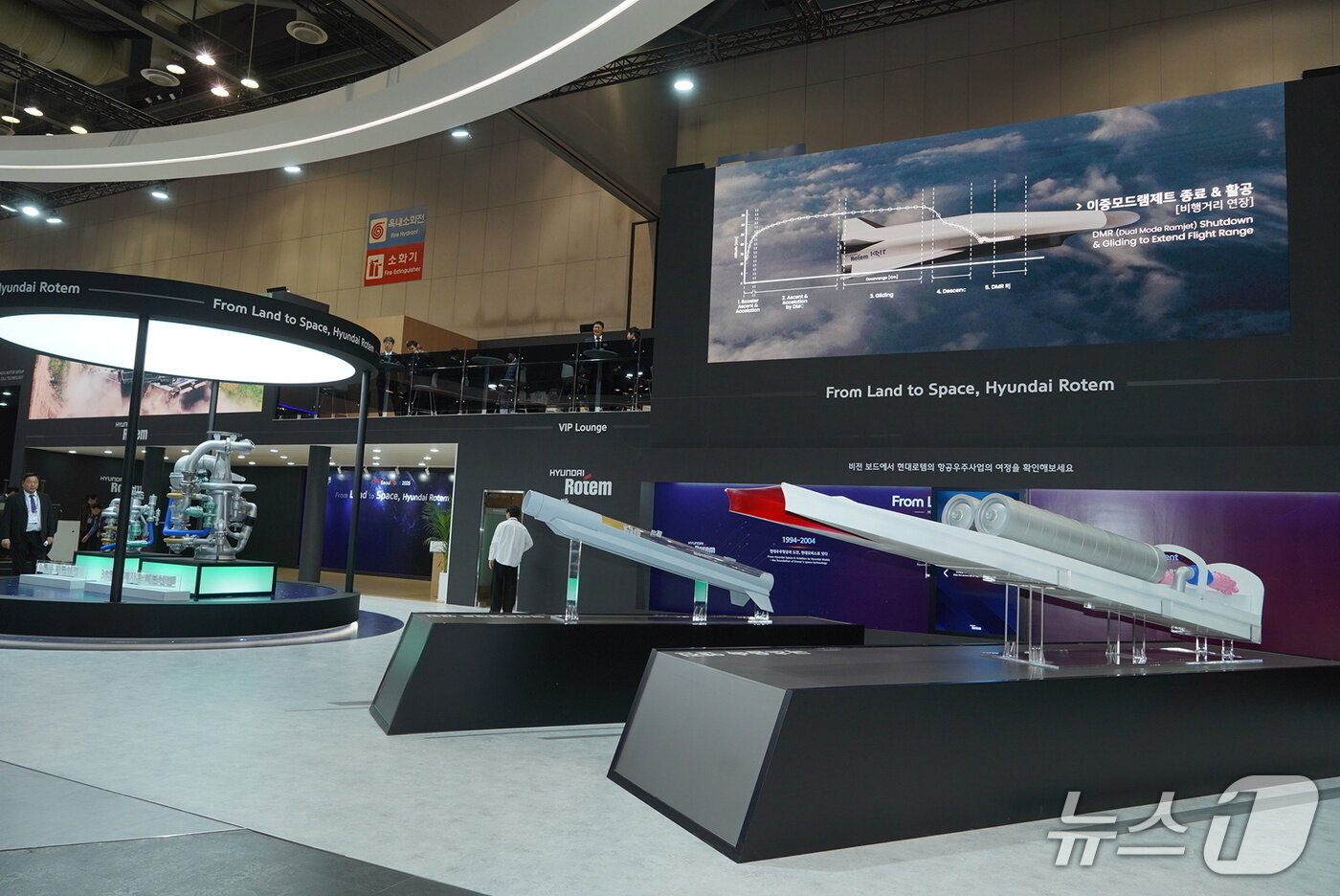 본문 이미지 - 현대로템이 ADEX 2025에서 처음 선보인 &#40;왼쪽부터&#41; 메타엔진, 덕티트 램제트 엔진, 극초음속 이중램제트 엔진.&#40;현대로템 제공&#41;