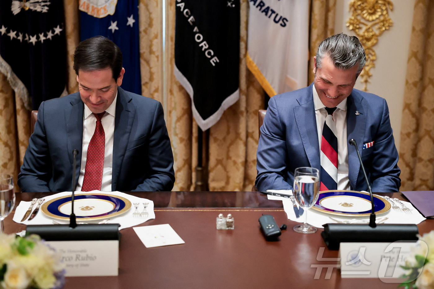 (워싱턴 로이터=뉴스1) 강민경 기자 = 마코 루비오 미 국무장관(왼쪽)과 피트 헤그세스 국방장관이 17일 백악관에서 열린 도널드 트럼프 대통령과 볼로디미르 젤렌스키 우크라이나 대 …