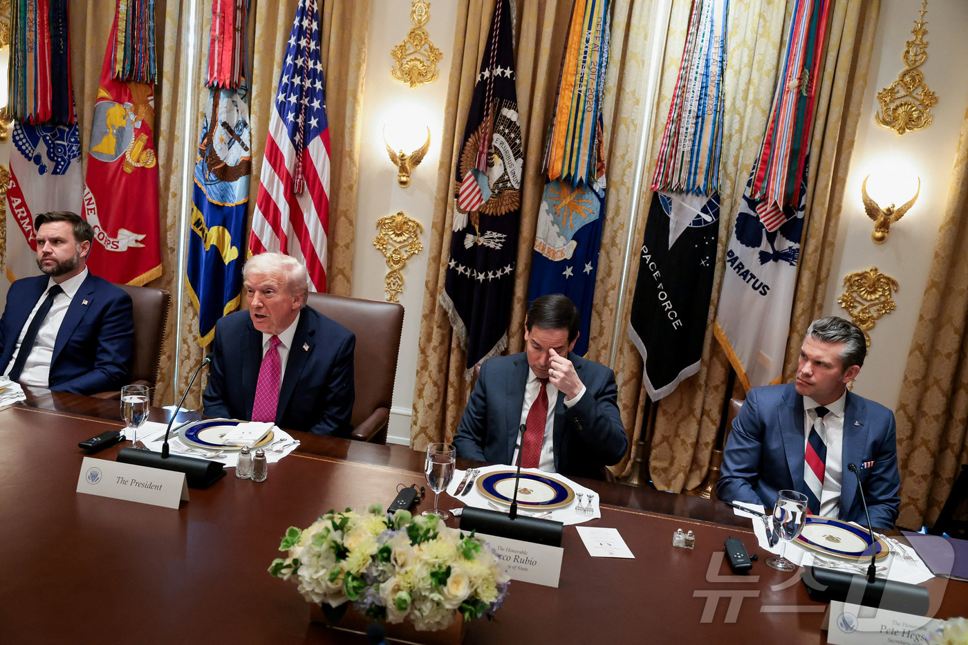 (워싱턴 로이터=뉴스1) 강민경 기자 = 도널드 트럼프 미국 대통령(왼쪽에서 두 번째)이 17일 볼로디미르 젤렌스키 우크라이나 대통령과 백악관에서 업무 오찬을 하고 있다. JD 밴 …