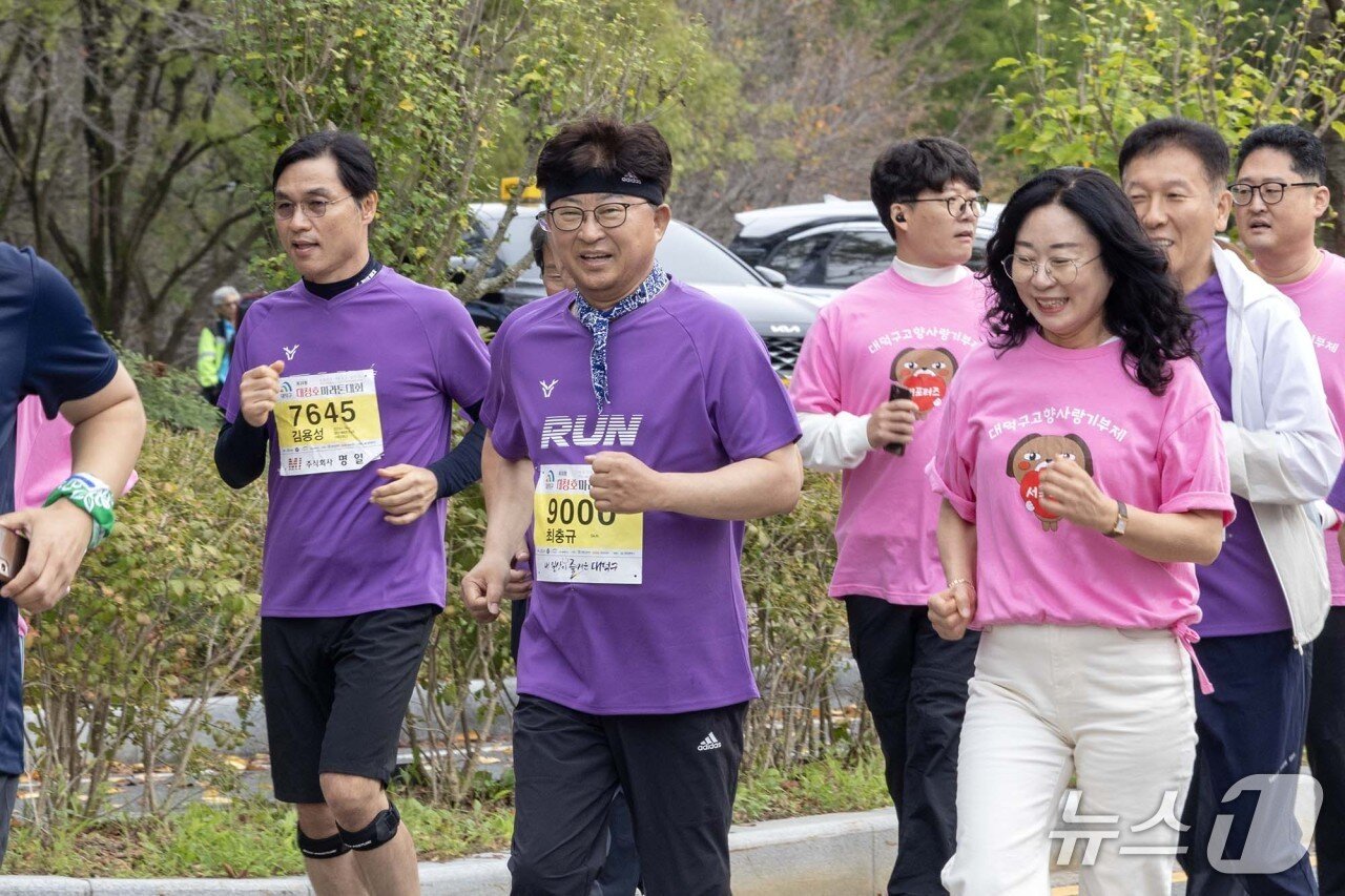 본문 이미지 - 최충규 대덕구청장이 서포터즈와 마라톤에 참여하며 제도 홍보를 하고 있다.(대덕구 제공. 재판매 및 DB금지)/뉴스1