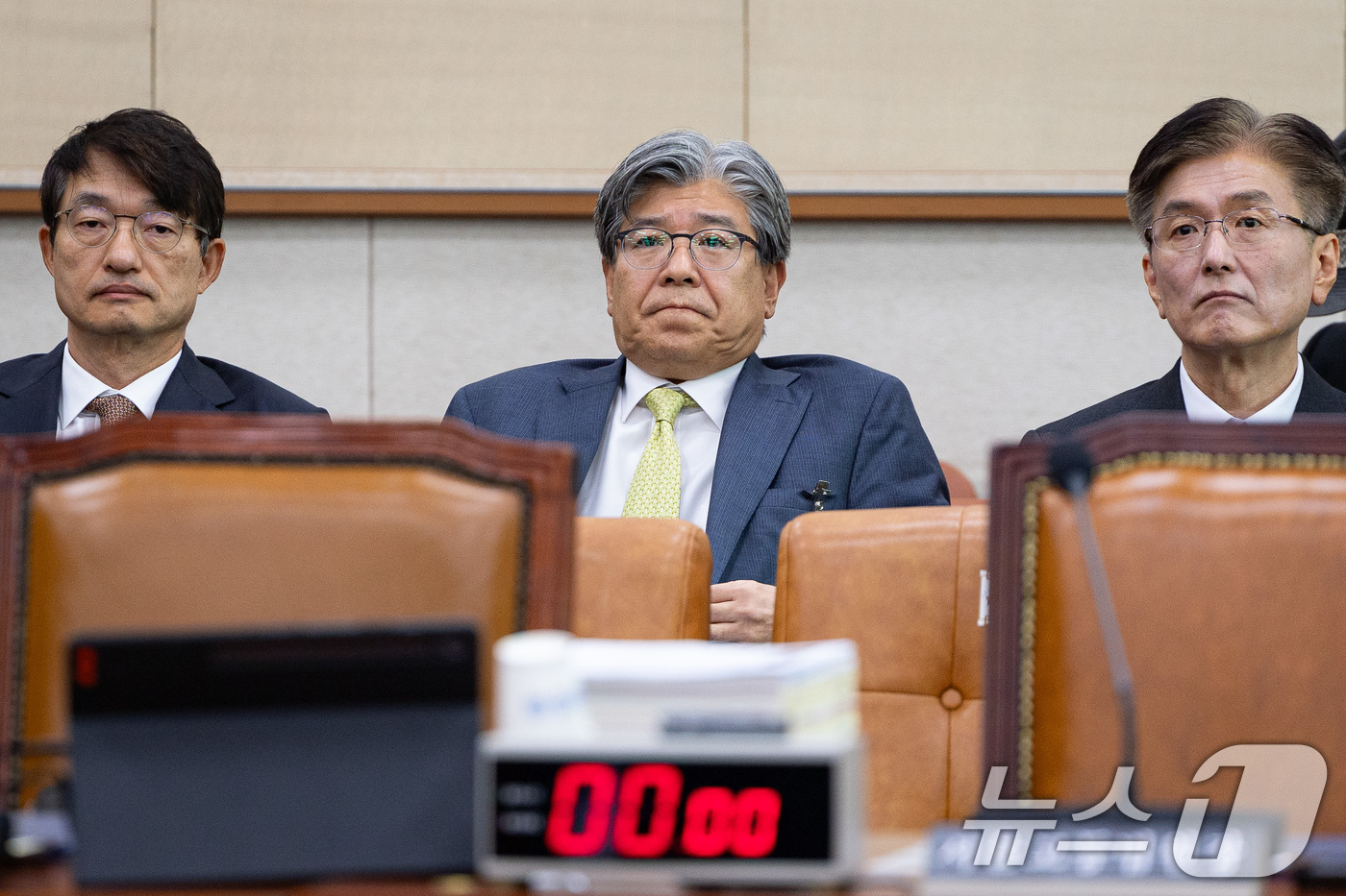 (서울=뉴스1) 유승관 기자 = 나경원 국민의힘 의원의 남편인 김재호 춘천지방법원장이 20일 서울 여의도 국회 법제사법위원회에서 열린 서울고법·서울중앙지법 등에 대한 국정감사에 출 …