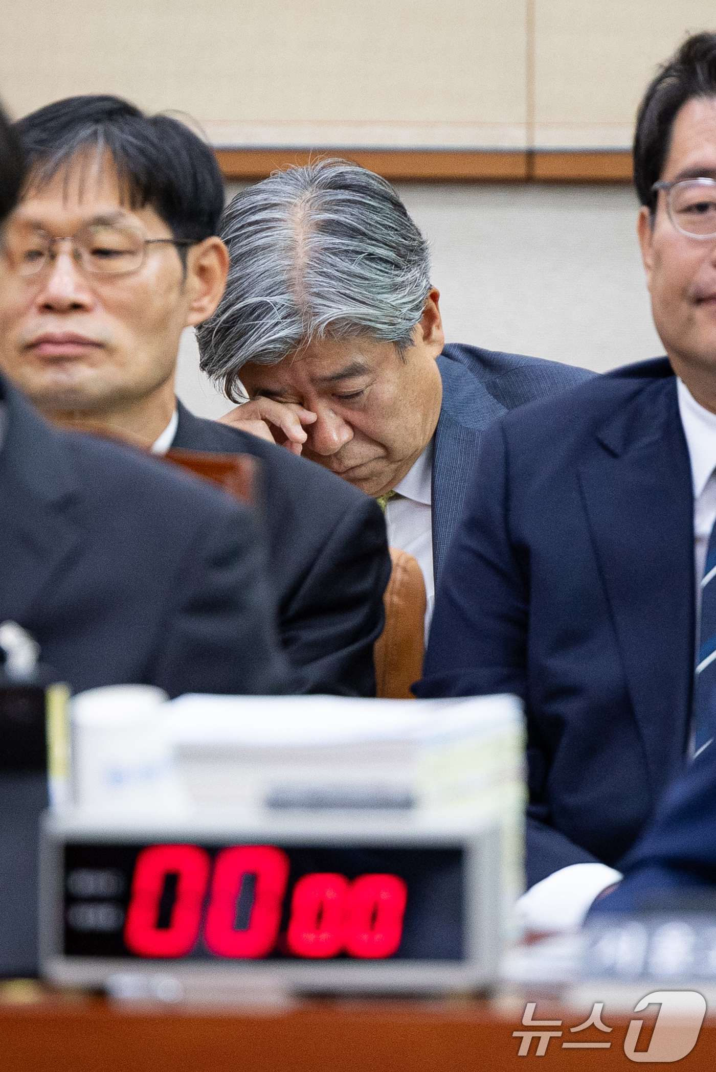 (서울=뉴스1) 유승관 기자 = 나경원 국민의힘 의원의 남편인 김재호 춘천지방법원장이 20일 서울 여의도 국회 법제사법위원회에서 열린 서울고법·서울중앙지법 등에 대한 국정감사에 출 …