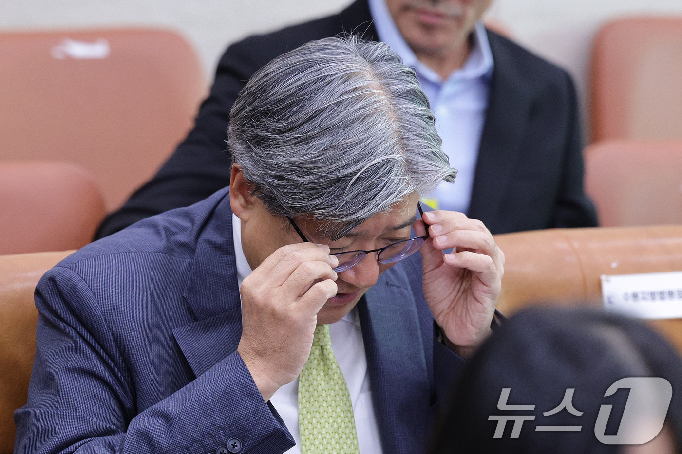 (서울=뉴스1) 신웅수 기자 = 나경원 국민의힘 의원의 남편인 김재호 춘천지방법원장(오른쪽)이 20일 서울 여의도 국회 법제사법위원회에서 열린 서울고법·서울중앙지법 등에 대한 국정 …