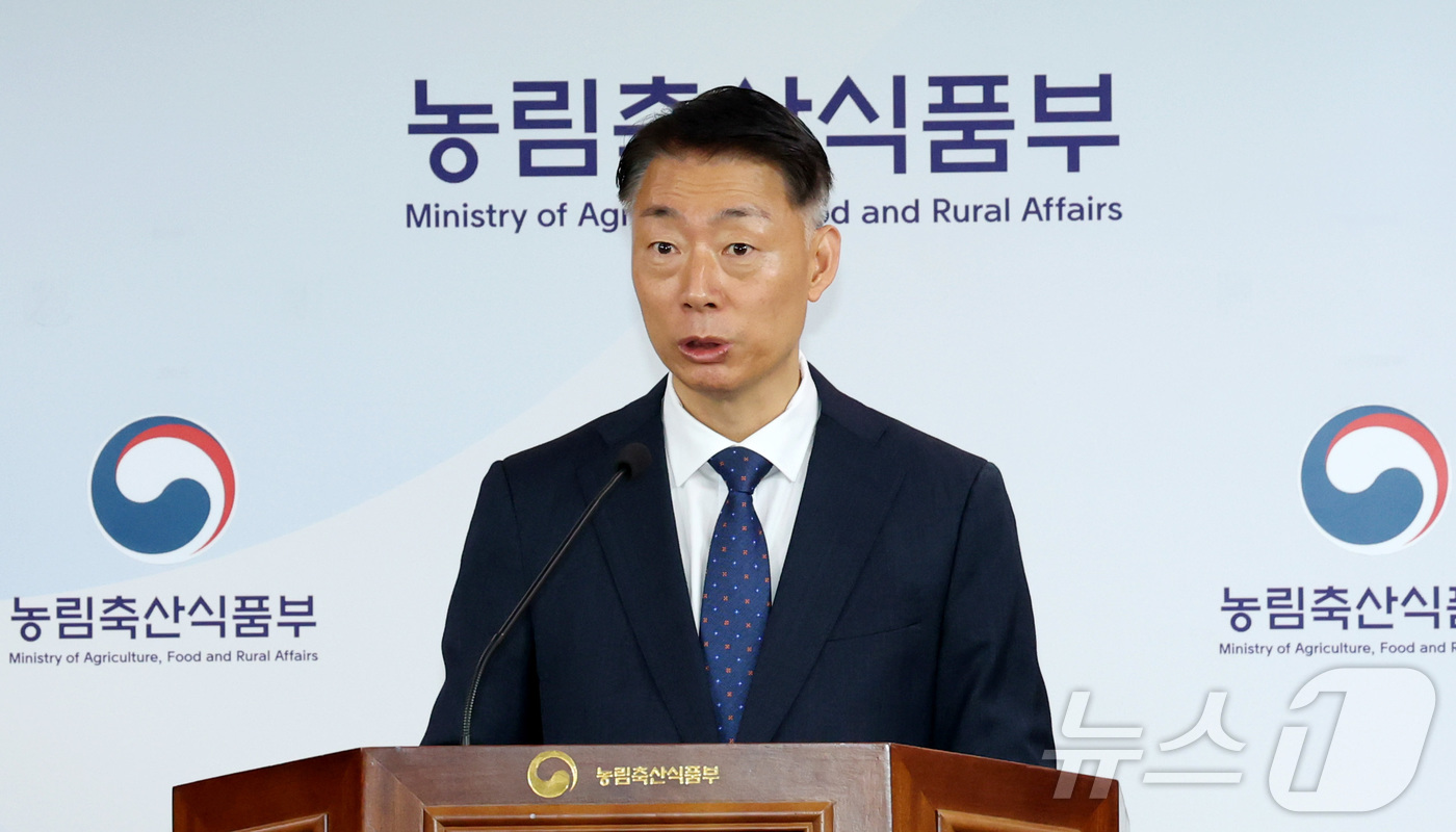 (세종=뉴스1) 김기남 기자 = 박성우 농림축산식품부 농촌정책국장이 20일 세종시 정부세종청사에서 농어촌 기본소득 시범사업 대상 지역 선정 결과를 발표하고 있다. 2025.10.2 …