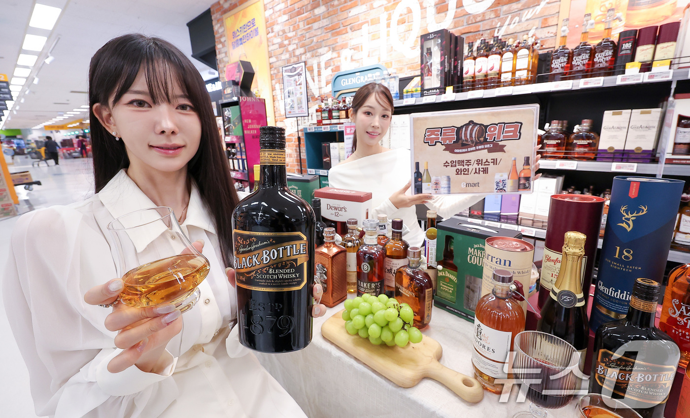 (서울=뉴스1) 김성진 기자 = 20일 서울 이마트 용산점에서 모델들이 위스키와 맥주를 소개하고 있다.이마트는 가을 나들이와 캠핑 시즌을 맞아 오는 29일까지 '주류위크' 대규모 …