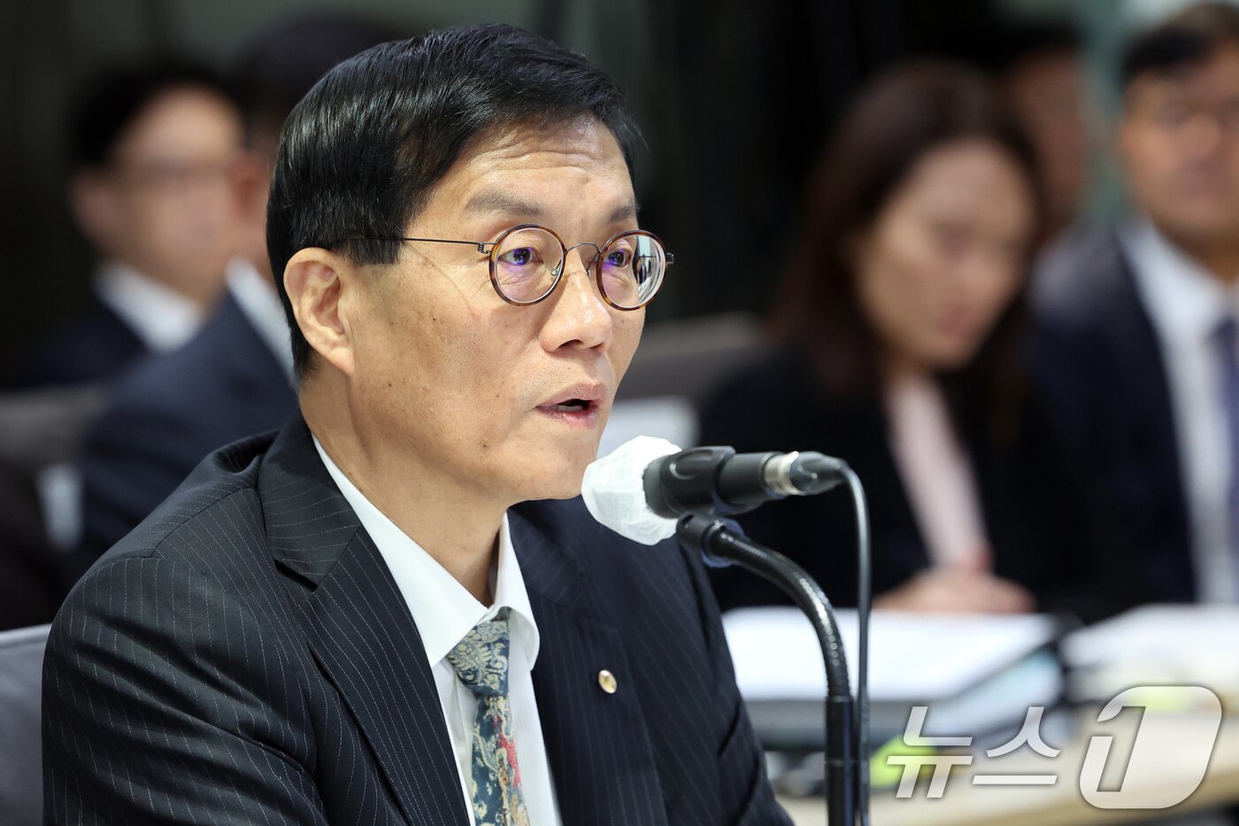 본문 이미지 - 이창용 한국은행 총재가 20일 오전 서울 중구 한국은행 본점에서 열린 2025년도 국회 기획재정위원회 한국은행 국정감사에서 의원질의에 답하고 있다. 2025.10.20/뉴스1 ⓒ News1 황기선 기자