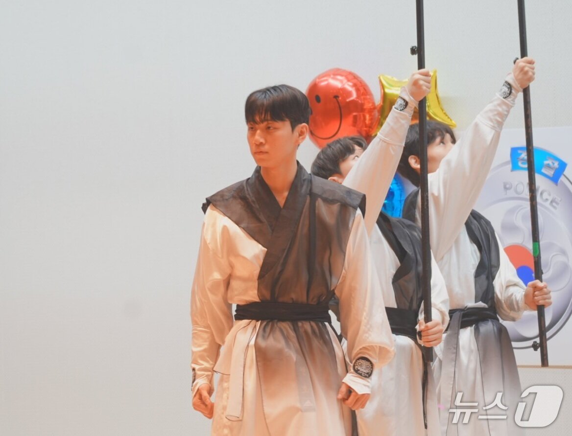 본문 이미지 - 전주대학교 태권도 시범단 &#39;싸울아비&#39;와 무대를 선보이고 있는 허세준 순경.&#40;본인 제공. 재판매 및 DB금지&#41;