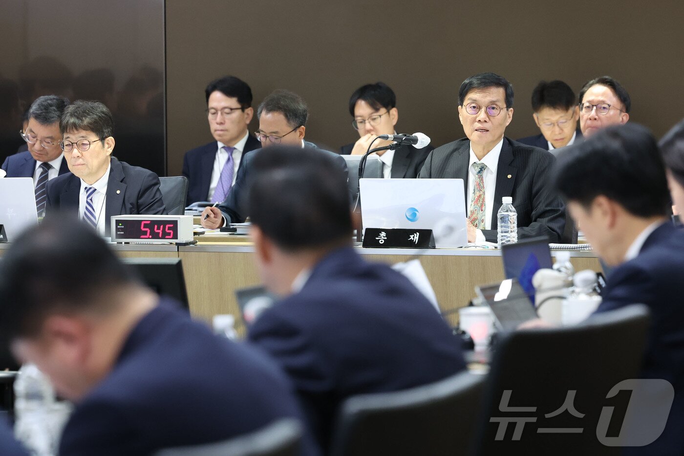 본문 이미지 - 이창용 한국은행 총재가 20일 오전 서울 중구 한국은행에서 열린 국회 기획재정위원회의 한국은행에 대한 국정감사에서 의원질의에 답하고 있다. &#40;공동취재&#41; 2025.10.20/뉴스1 ⓒ News1 황기선 기자