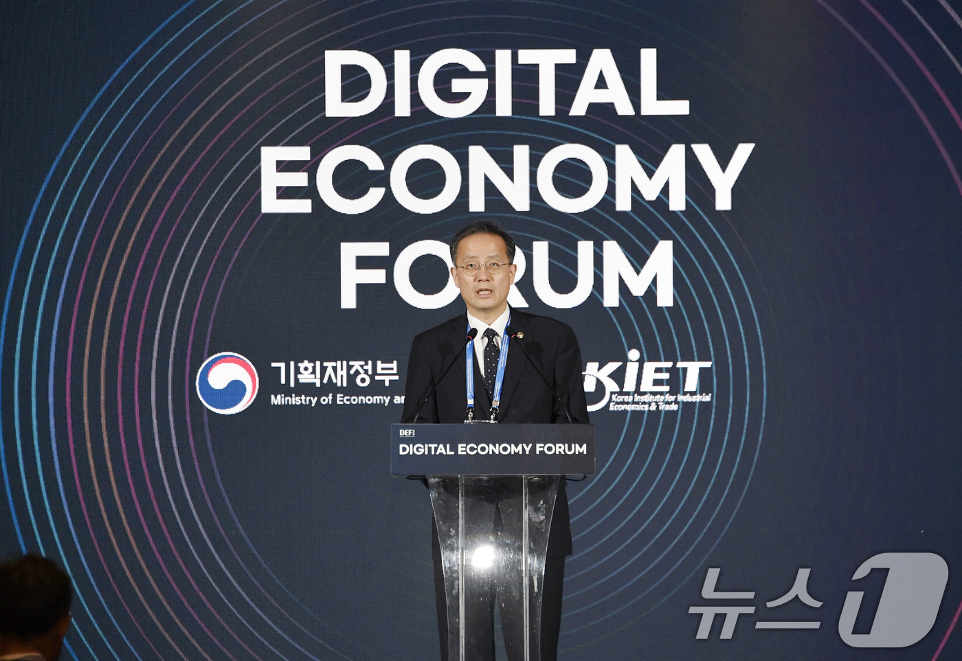(서울=뉴스1) = 이형일 기획재정부 차관이 20일 인천 중구 인스파이어 리조트에서 열린 '2025년 제8회 디지털 이코노미 포럼'에 참석해 개회사를 하고 있다. (기획재정부 제공 …