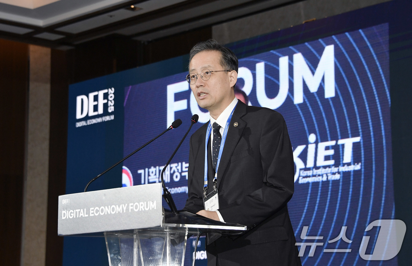 (서울=뉴스1) = 이형일 기획재정부 차관이 20일 인천 중구 인스파이어 리조트에서 열린 '2025년 제8회 디지털 이코노미 포럼'에 참석해 개회사를 하고 있다. (기획재정부 제공 …