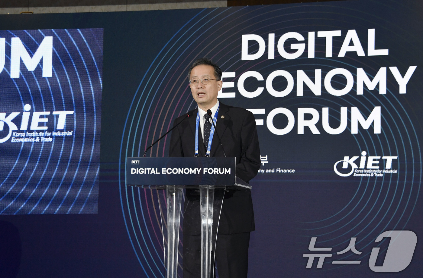 (서울=뉴스1) = 이형일 기획재정부 차관이 20일 인천 중구 인스파이어 리조트에서 열린 '2025년 제8회 디지털 이코노미 포럼'에 참석해 개회사를 하고 있다. (기획재정부 제공 …