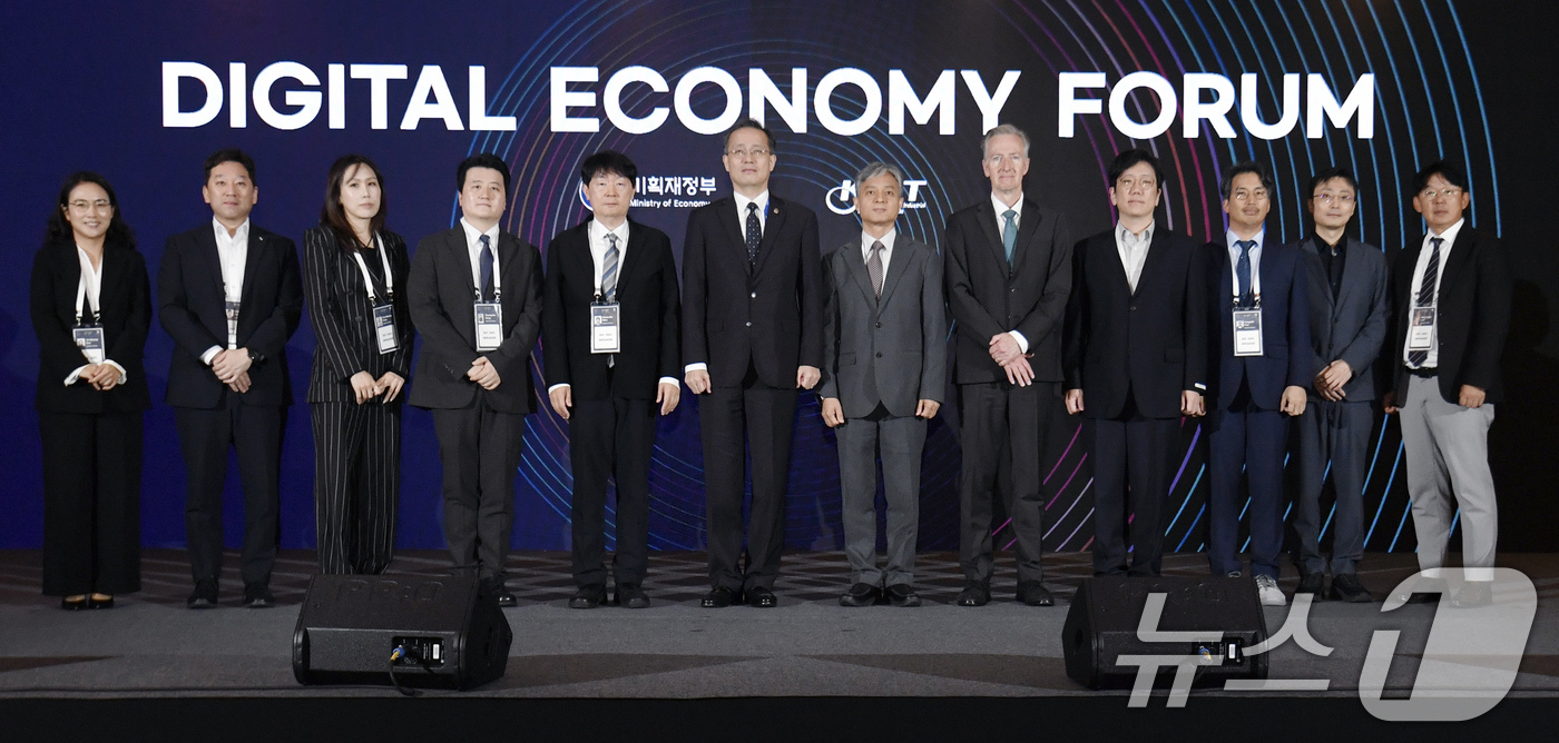 (서울=뉴스1) = 이형일 기획재정부 차관이 20일 인천 중구 인스파이어 리조트에서 열린 '2025년 제8회 디지털 이코노미 포럼'에서 참석자들과 기념 촬영을 하고 있다. (기획재 …