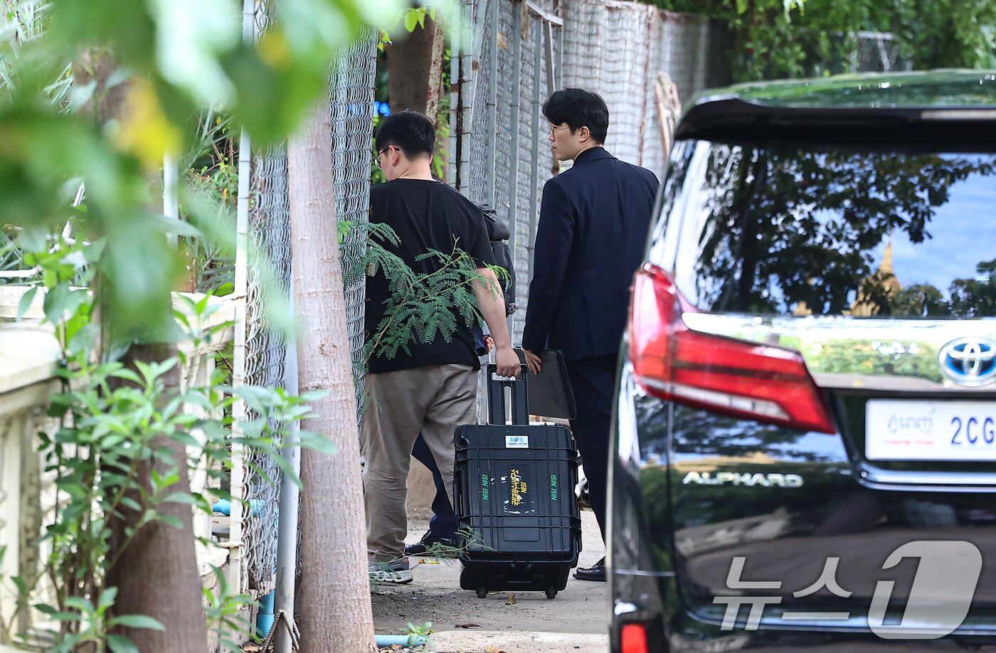 본문 이미지 - 국립과학수사연구원 부검의, 담당 수사관 등이 20일&#40;현지시간&#41; 캄보디아 프놈펜 턱틀라사원에서 지난 8월 보코산 지역의 온라인스캠범죄단지에 감금돼 고문 끝에 숨진 대학생 박모씨의 시신을 부검하기 위해 안치실로 들어가고 있다. 2025.10.20/뉴스1 ⓒ News1 김도우 기자