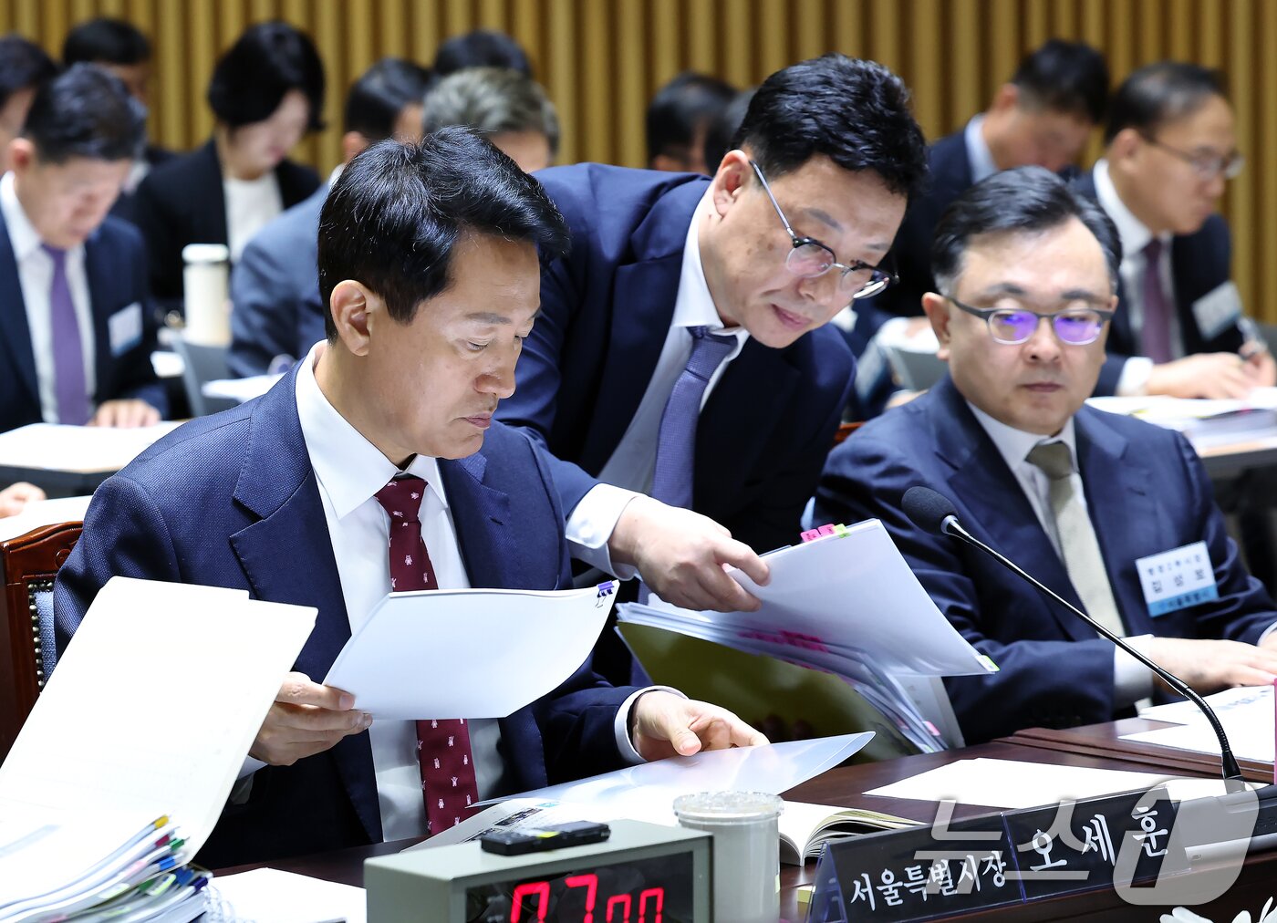 본문 이미지 - 오세훈 서울시장이 20일 오전 서울 중구 서울시청에서 열린 국회 국토교통위원회의 서울시청에 대한 국정감사에서 관계자에게 자료를 받고 있다. 2025.10.20/뉴스1 ⓒ News1 박정호 기자