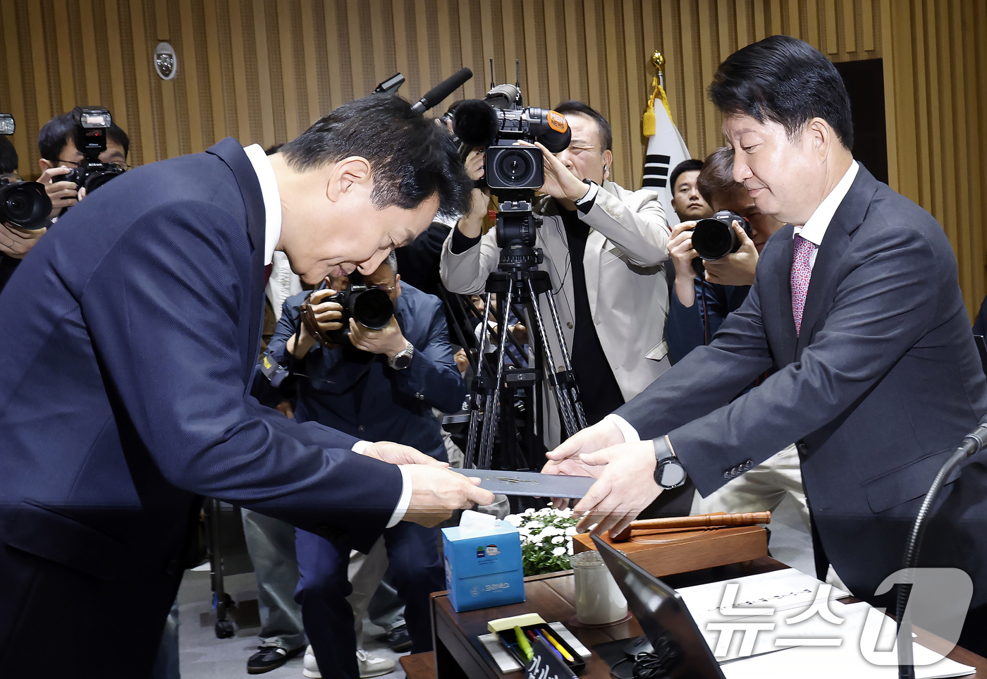 (서울=뉴스1) 박정호 기자 = 오세훈 서울시장이 20일 오전 서울 중구 서울시청에서 열린 국회 국토교통위원회의 서울시청에 대한 국정감사에서 권영진 위원장에게 선서문을 제출하고 있 …