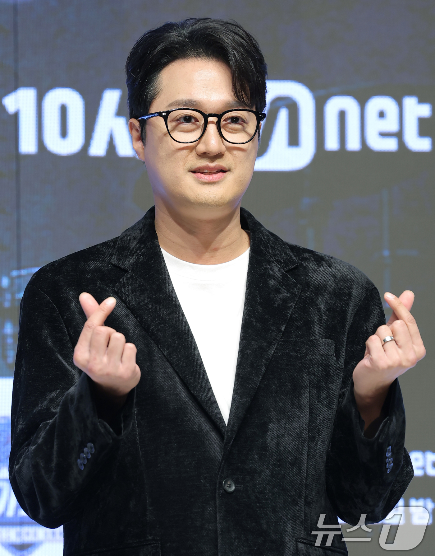 (서울=뉴스1) 권현진 기자 = 가수 이장원이 20일 오전 서울 강남구 엘리에나호텔에서 열린 Mnet '스틸하트클럽' 제작발표회에 참석해 포즈를 취하고 있다.‘스틸하트클럽'은 기타 …