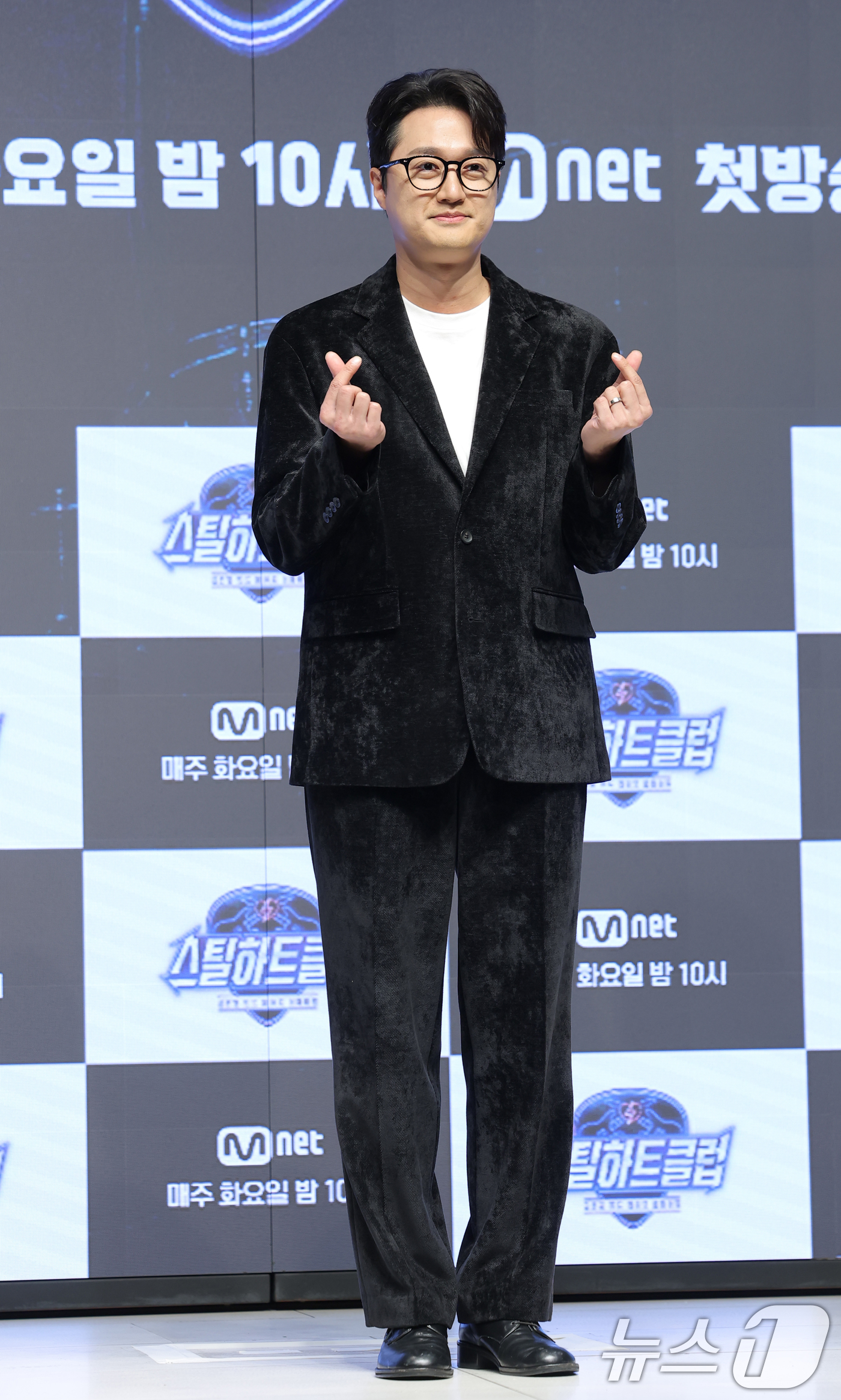 (서울=뉴스1) 권현진 기자 = 가수 이장원이 20일 오전 서울 강남구 엘리에나호텔에서 열린 Mnet '스틸하트클럽' 제작발표회에 참석해 포즈를 취하고 있다.‘스틸하트클럽'은 기타 …