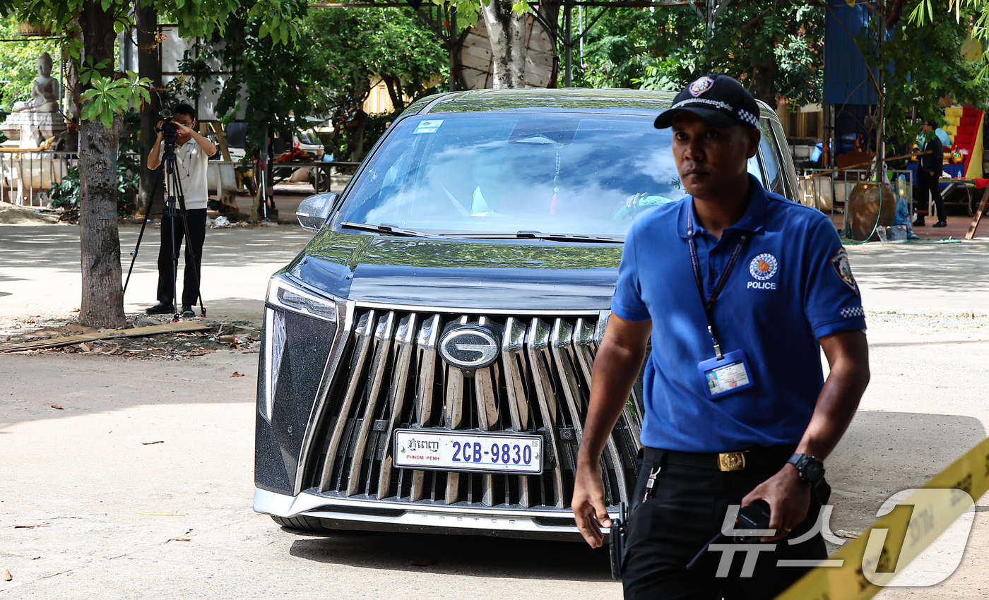(프놈펜(캄보디아)=뉴스1) 김도우 기자 = 국립과학수사연구원 부검의, 담당 수사관 등이 탑승한 차량이 20일(현지시간) 캄보디아 프놈펜 턱틀라사원에서 지난 8월 보코산 지역의 온 …