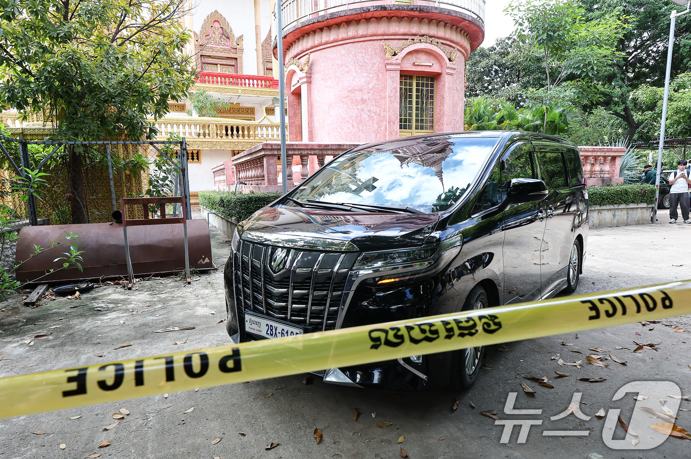 (프놈펜(캄보디아)=뉴스1) 김도우 기자 = 국립과학수사연구원 부검의, 담당 수사관 등이 탑승한 차량이 20일(현지시간) 캄보디아 프놈펜 턱틀라사원에서 지난 8월 보코산 지역의 온 …