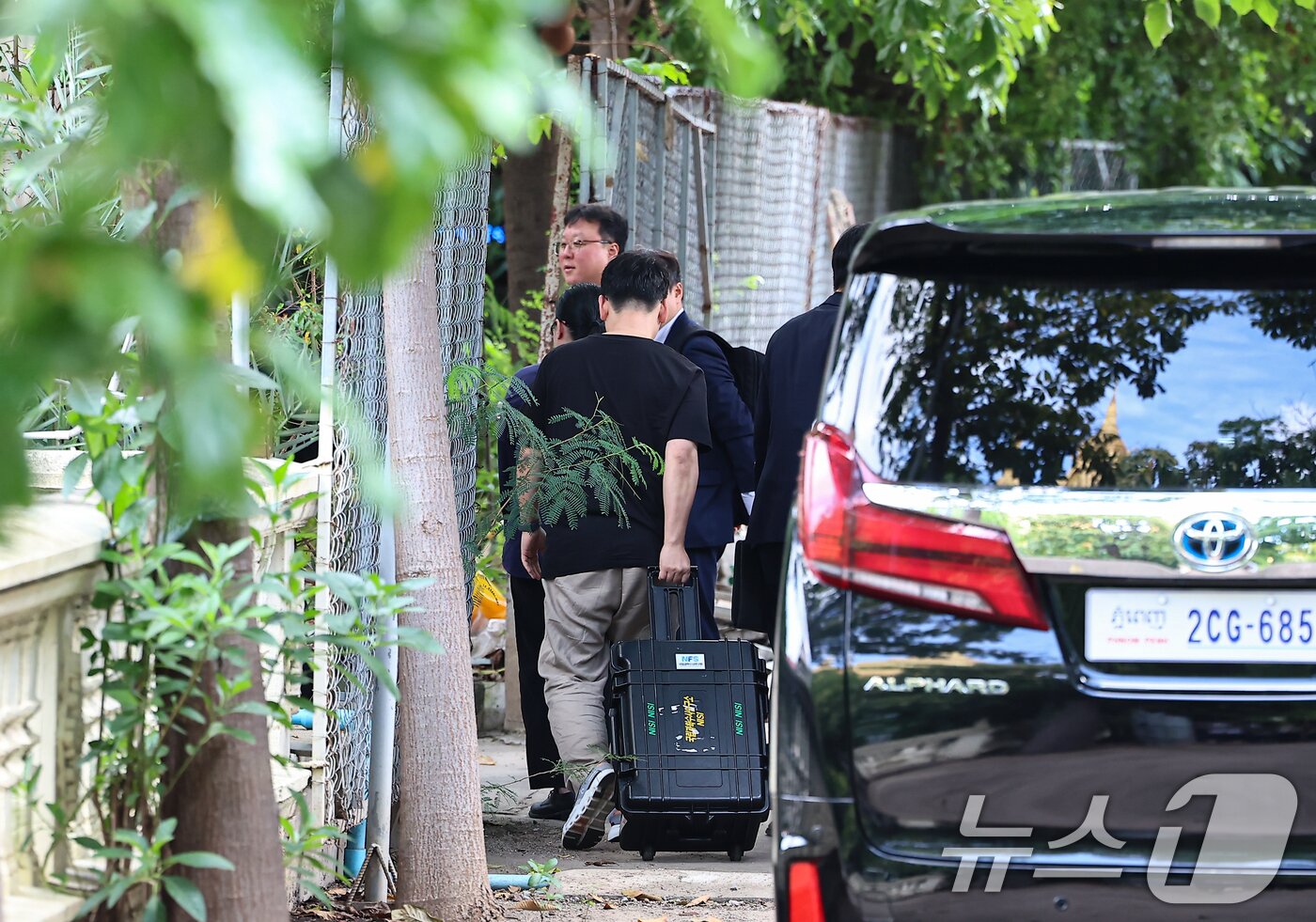 본문 이미지 - 국립과학수사연구원 부검의, 담당 수사관 등이 20일&#40;현지시간&#41; 캄보디아 프놈펜 턱틀라사원에서 지난 8월 보코산 지역의 온라인스캠범죄단지에 감금돼 고문 끝에 숨진 대학생 박모씨의 시신을 부검하기 위해 안치실로 들어가고 있다. 2025.10.20/뉴스1 ⓒ News1 김도우 기자