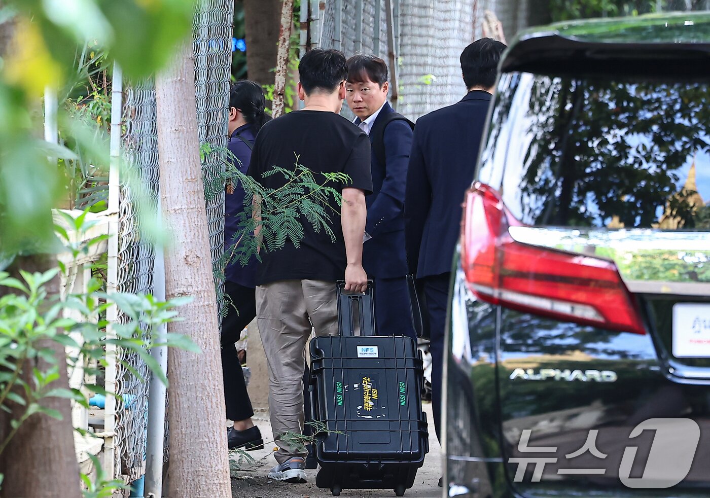 본문 이미지 - 국립과학수사연구원 부검의, 담당 수사관 등이 20일&#40;현지시간&#41; 캄보디아 프놈펜 턱틀라사원에서 지난 8월 보코산 지역의 온라인스캠범죄단지에 감금돼 고문 끝에 숨진 대학생 박모씨의 시신을 부검하기 위해 안치실로 들어가고 있다. 2025.10.20/뉴스1 ⓒ News1 김도우 기자