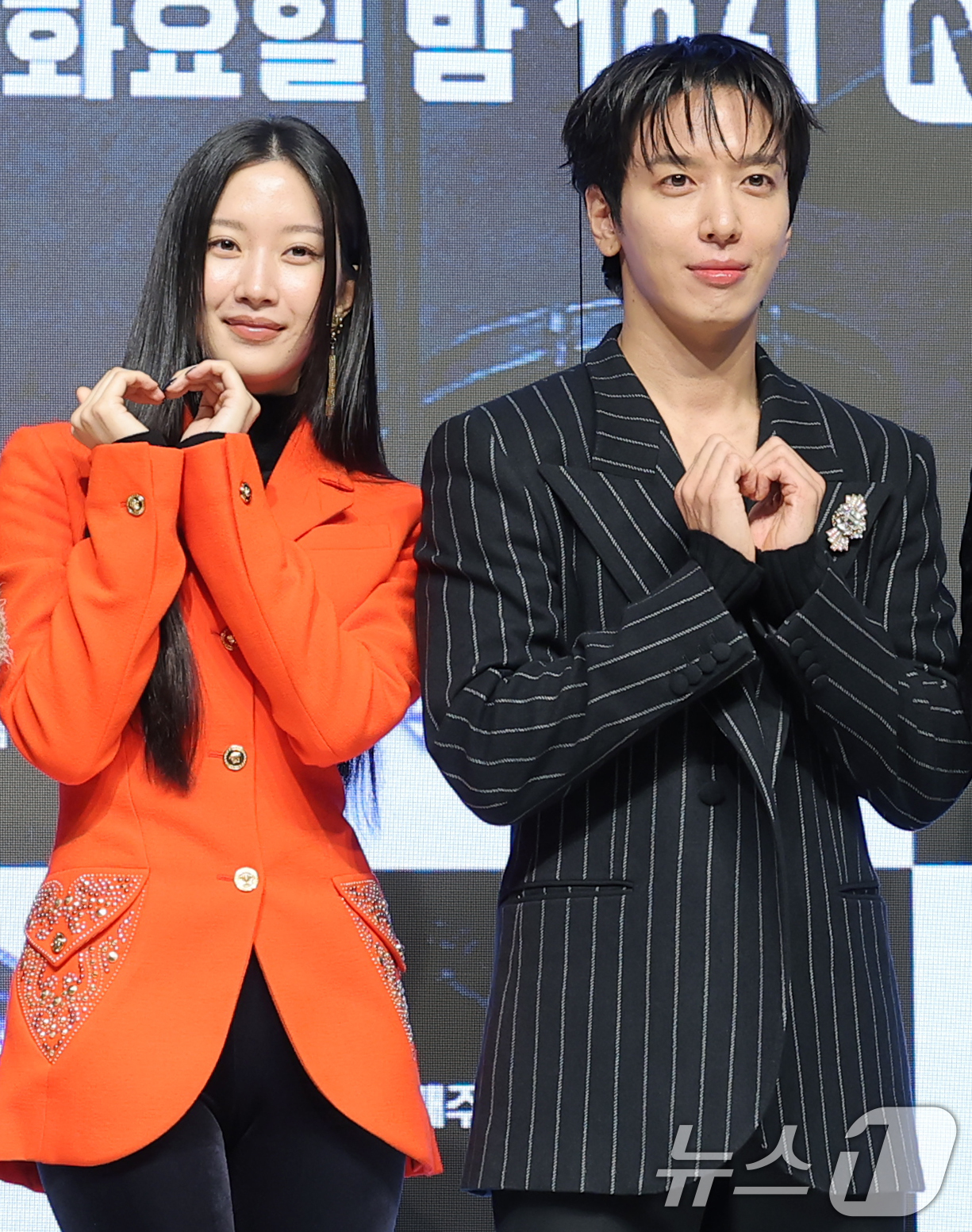 (서울=뉴스1) 권현진 기자 = 배우 문가영과 가수 겸 배우 정용화(오른쪽)가 20일 오전 서울 강남구 엘리에나호텔에서 열린 Mnet '스틸하트클럽' 제작발표회에 참석해 포즈를 취 …