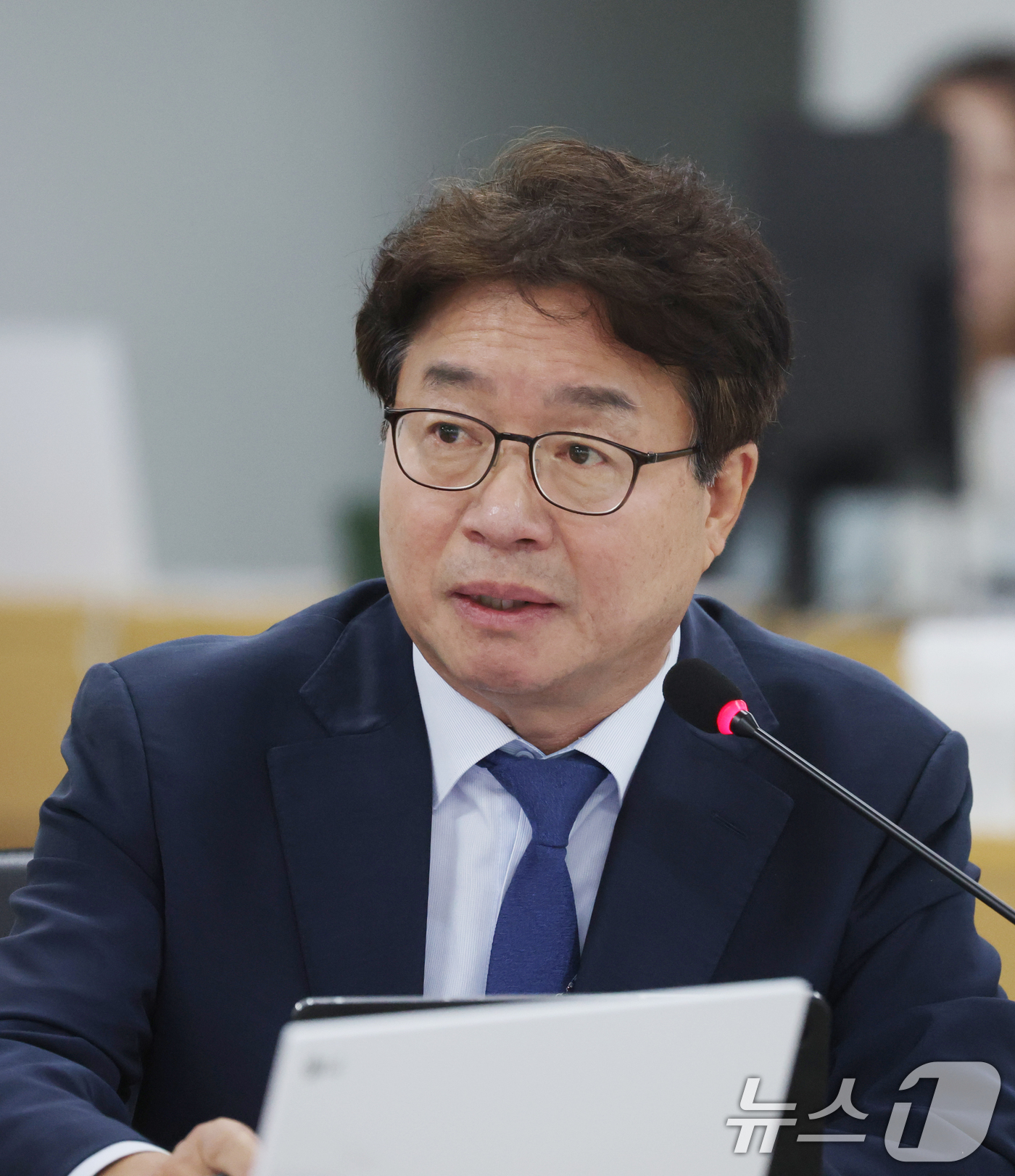 (수원=뉴스1) 김영운 기자 = 염태영 더불어민주당 의원이 20일 경기 수원시 영통구 경기도청에서 열린 국회 국토교통위원회의 경기도에 대한 국정감사에서 질의를 하고 있다. 2025 …