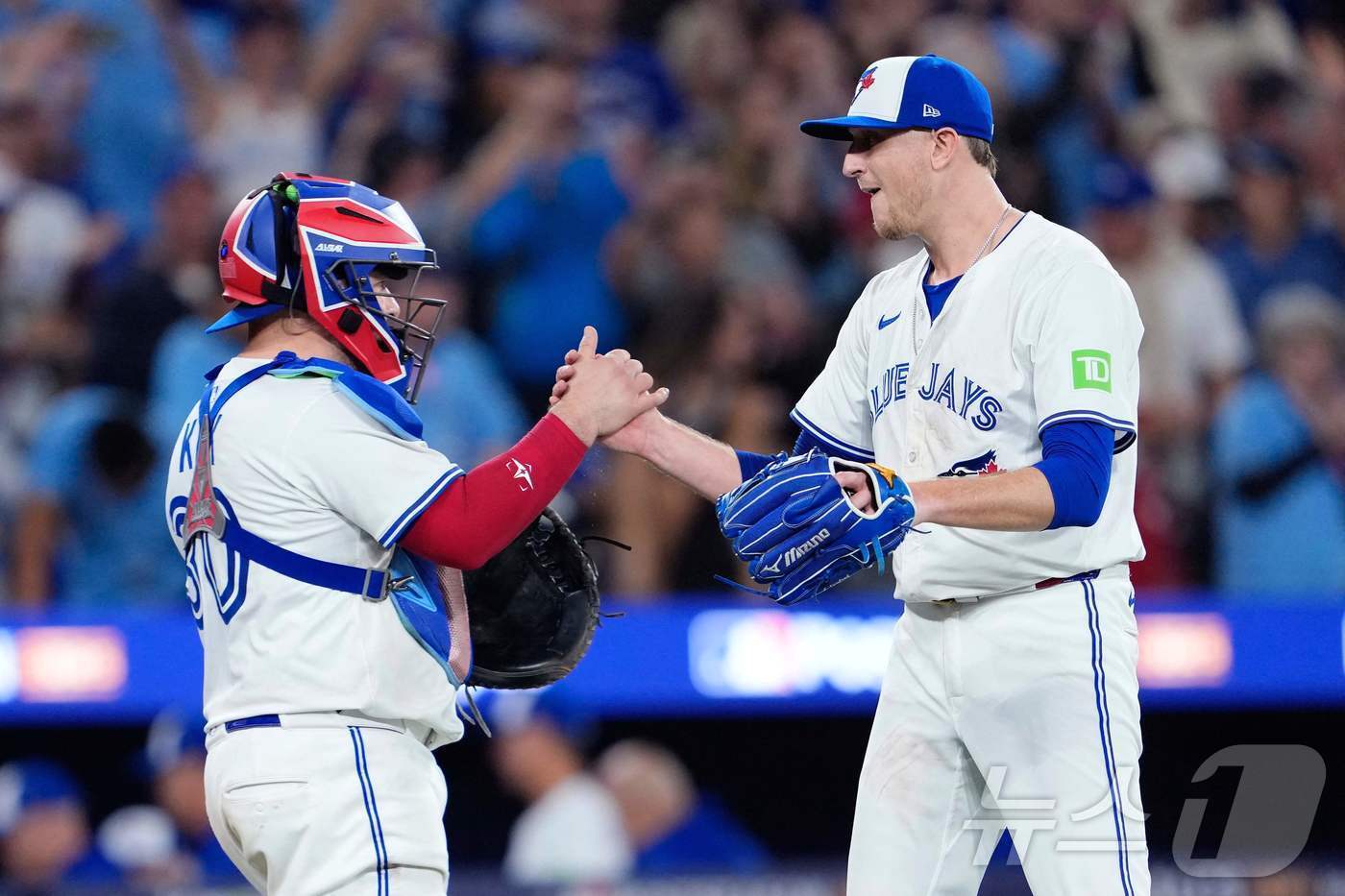 본문 이미지 - 토론토 블루제이스가 20일(한국시간) 열린 시애틀 매리너스와 2025 MLB 아메리칸리그 챔피언십시리즈 6차전에서 6-2로 승리했다. ⓒ AFP=뉴스1