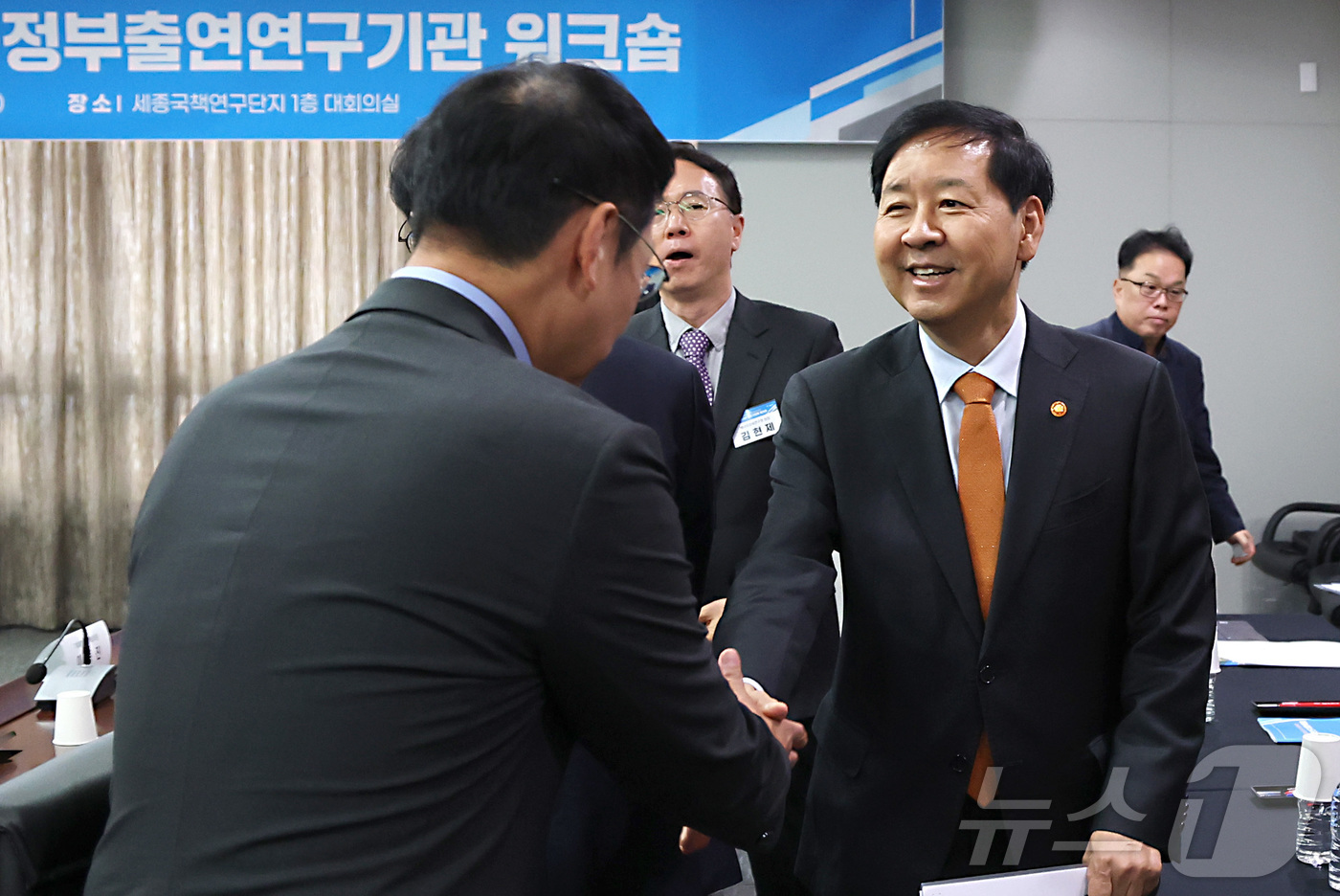 (세종=뉴스1) 김기남 기자 = 구윤철 경제부총리 겸 기획재정부 장관이 20일 세종시 국책연구단지에서 열린 정부출연연구기관 원장들과 경제성장전략 성과창출을 위한 워크숍에 참석하며 …
