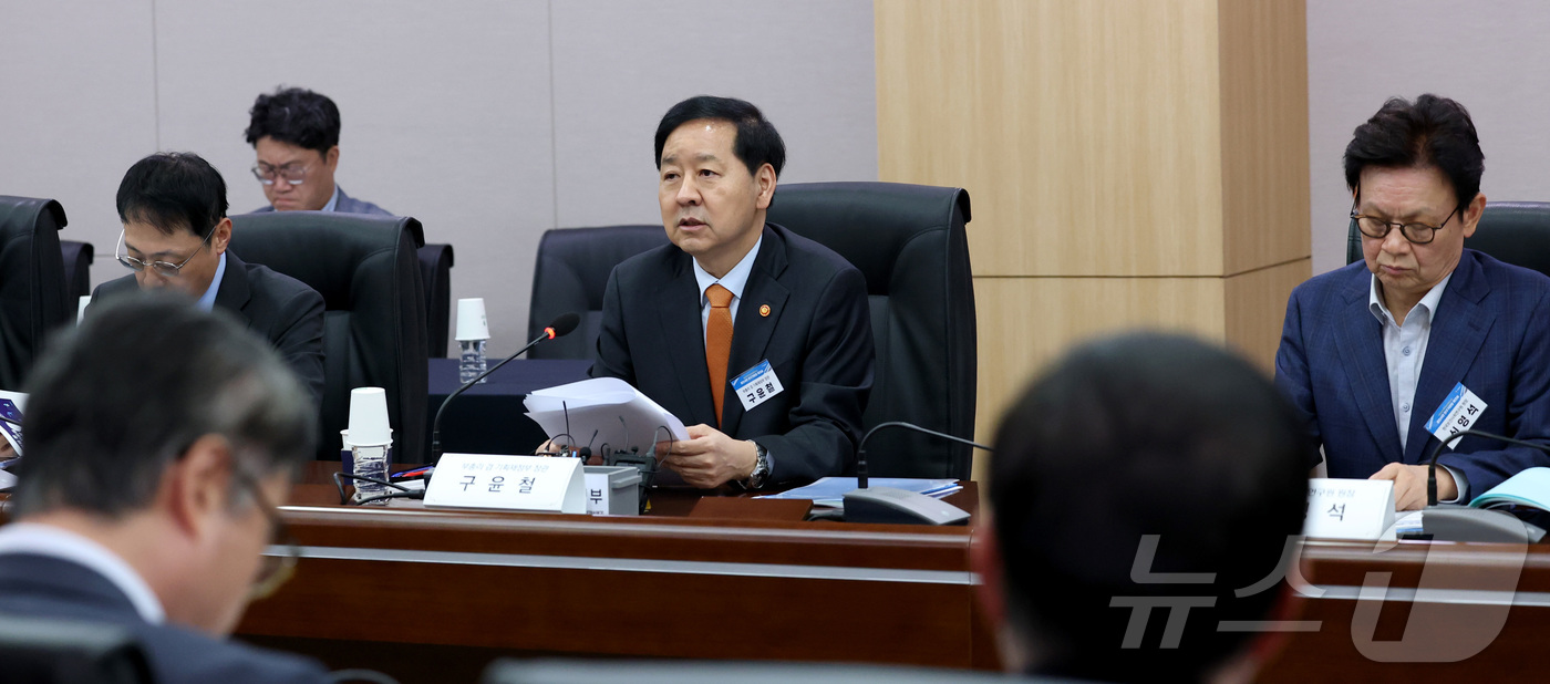 (세종=뉴스1) 김기남 기자 = 구윤철 경제부총리 겸 기획재정부 장관이 20일 세종시 국책연구단지에서 정부출연연구기관 원장들과 경제성장전략 성과창출을 위한 워크숍에 참석하여 발언하 …