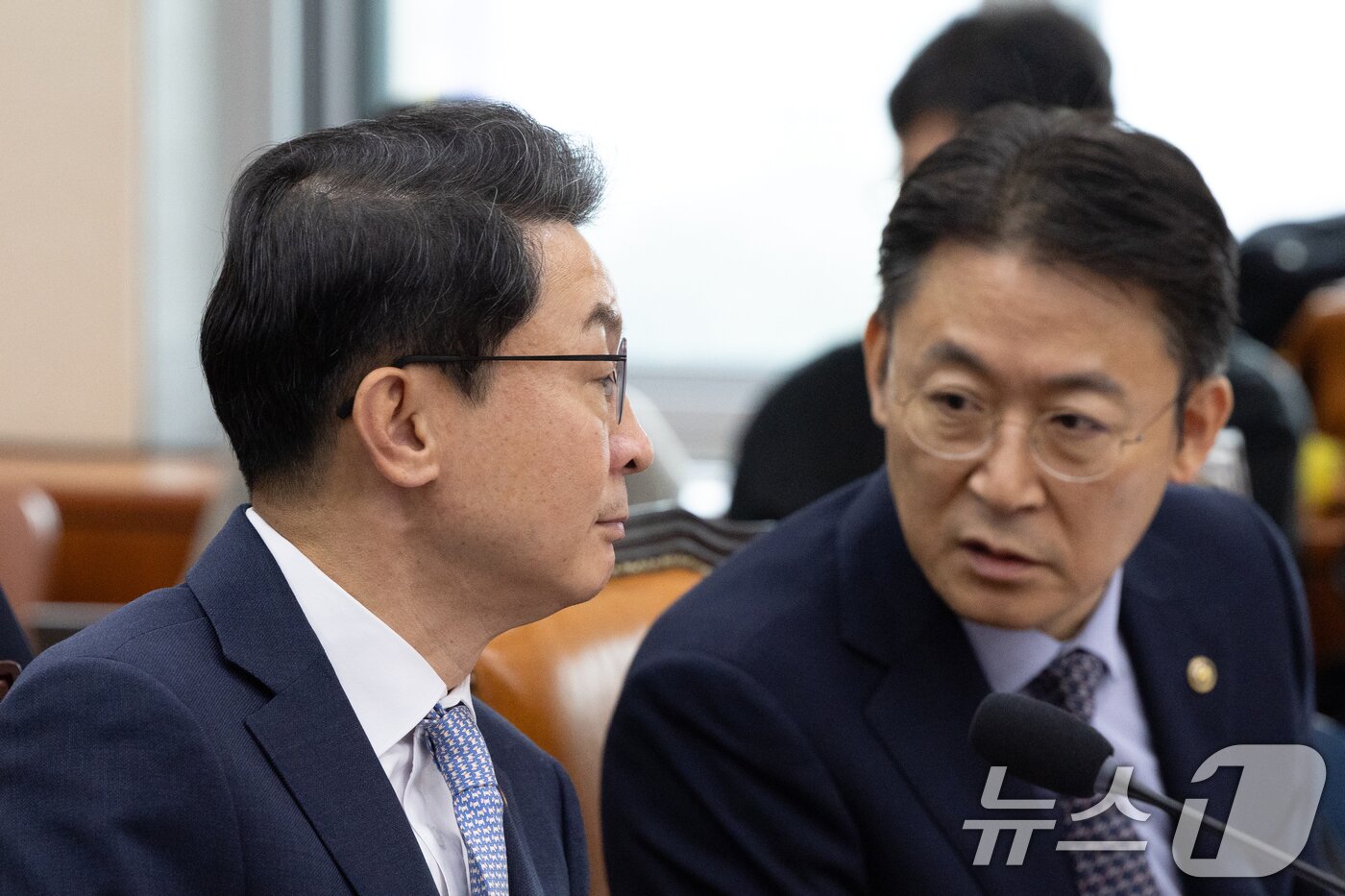 본문 이미지 - 이억원 금융위원장이 20일 서울 여의도 국회에서 열린 정무위원회 금융위원회 등에 대한 국정감사에 출석해 권대영 부위원장과 대화하고 있다. 2025.10.20/뉴스1 ⓒ News1 이승배 기자