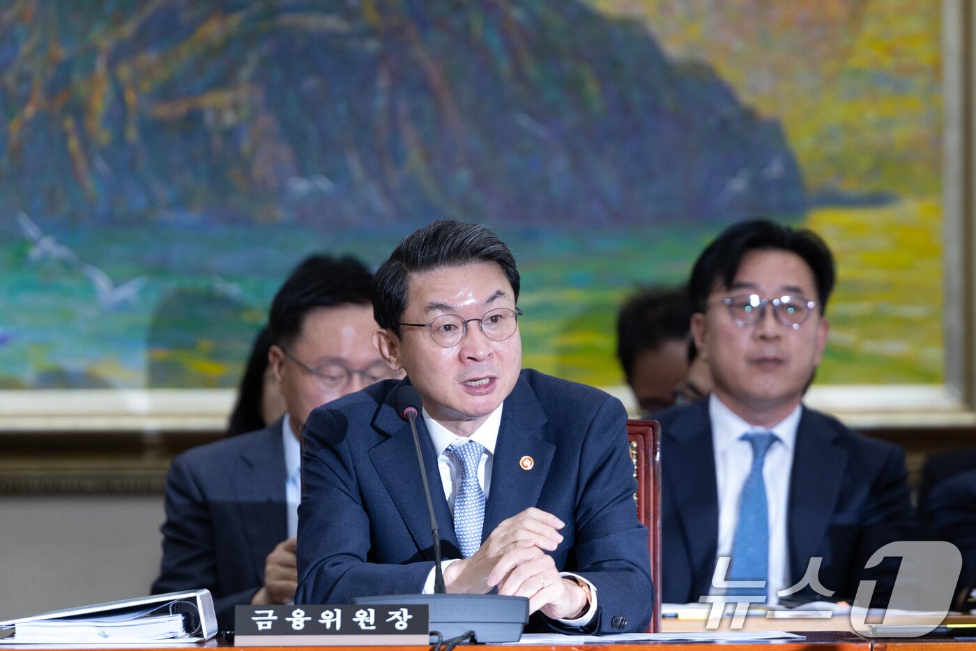 본문 이미지 - 이억원 금융위원장이 20일 서울 여의도 국회에서 열린 정무위원회 금융위원회 등에 대한 국정감사에 출석해 의원 질의에 답변하고 있다. 2025.10.20/뉴스1 ⓒ News1 이승배 기자