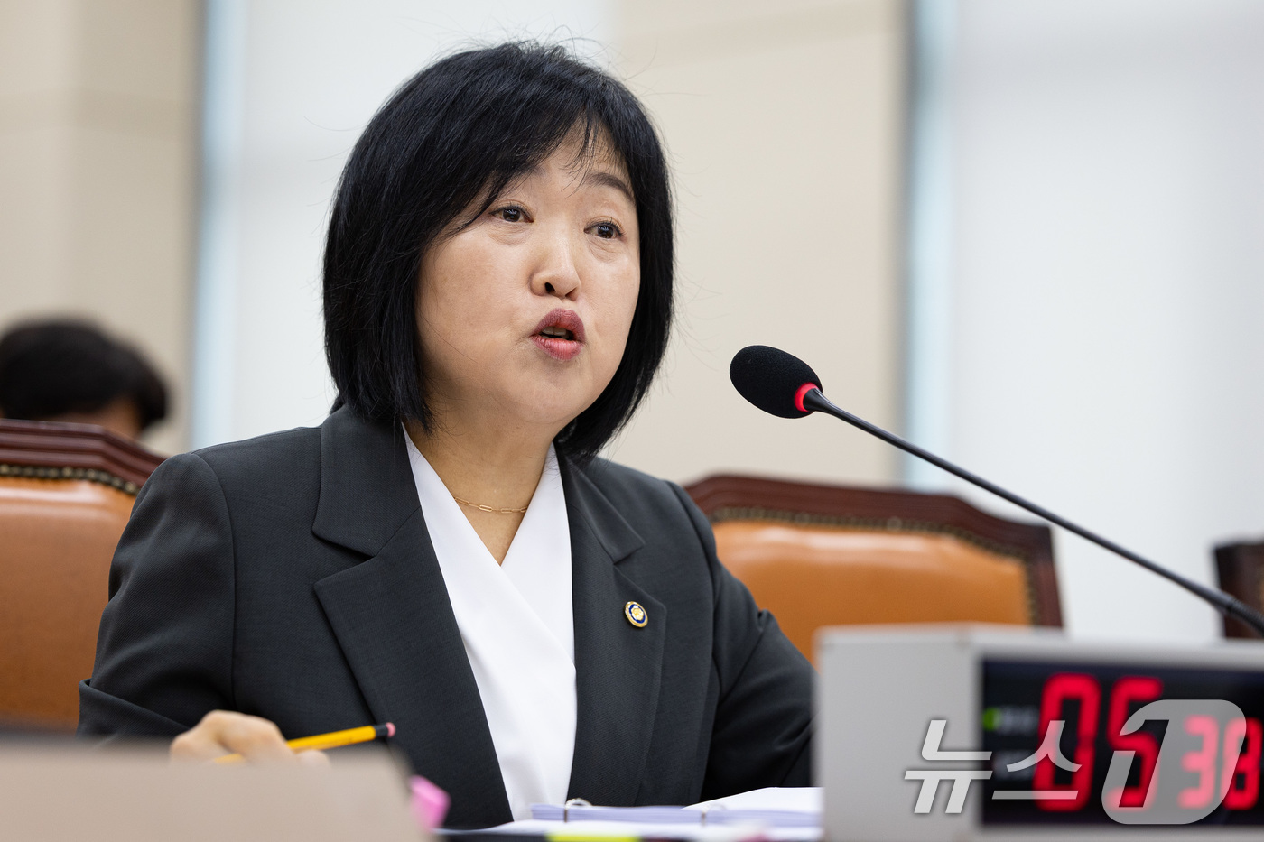 (서울=뉴스1) 유승관 기자 = 홍소영 병무청장이 20일 서울 여의도 국회에서 열린 국방위원회의 병무청 등에 대한 국정감사에서 의원 질의에 답하고 있다. 2025.10.20/뉴스1 …