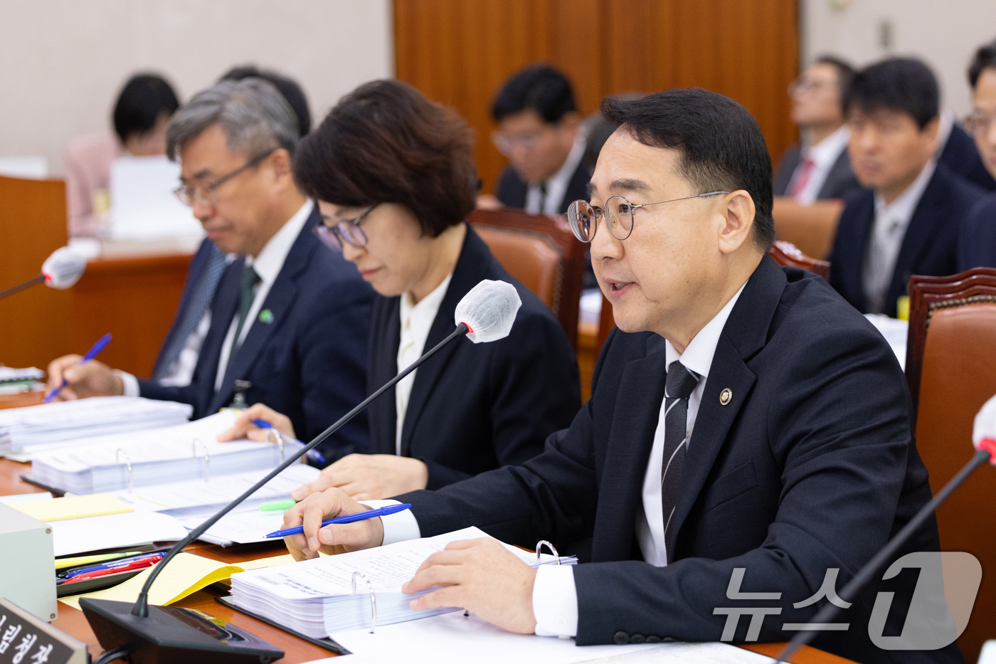 (서울=뉴스1) 이승배 기자 = 김인호 산림청장이 20일 서울 여의도 국회에서 열린 농림축산식품해양수산위원회 산림청 등에 대한 국정감사에 출석해 의원 질의에 답변하고 있다. 202 …