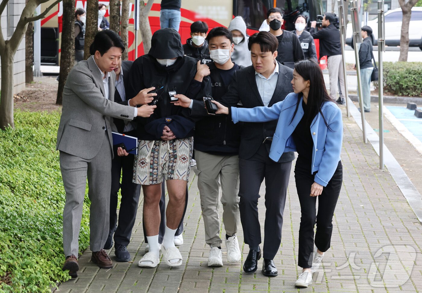 본문 이미지 - 캄보디아 송환 피의자들이 20일 충남 홍성 대전지법 홍성지원에서 구속 전 피의자심문&#40;영장실질심사&#41;을 받기 위해 법정으로 들어서고 있다.  2025.10.20/뉴스1 ⓒ News1 김기태 기자