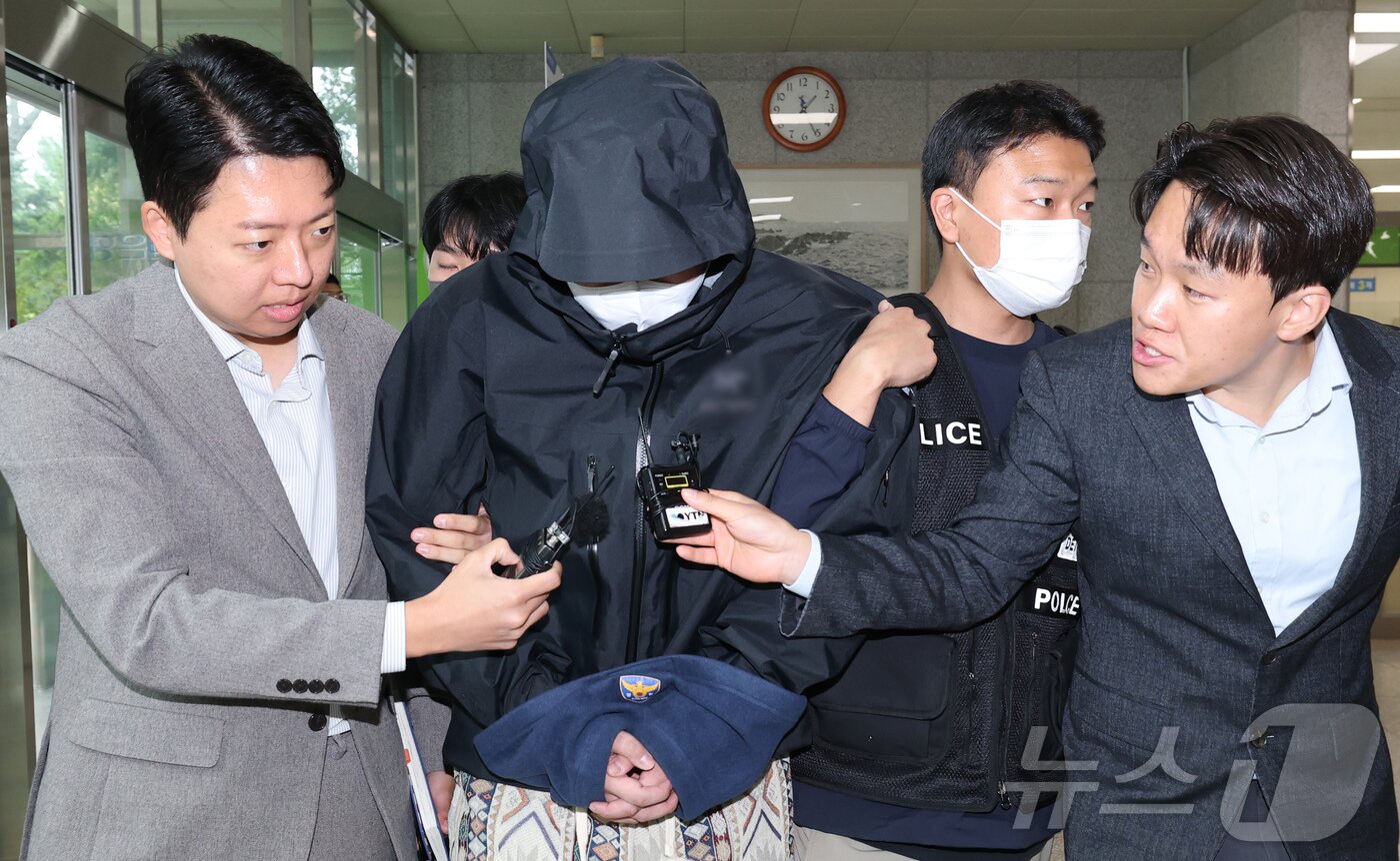 본문 이미지 - 캄보디아 송환 피의자들이 20일 충남 홍성 대전지법 홍성지원에서 구속 전 피의자심문&#40;영장실질심사&#41;을 받기 위해 법정으로 들어서고 있다. 이날 홍성지원에서는 충남경찰청에서 사기 혐의로 수사받는 캄보디아 송환자 45명의 영장실질심사가 진행된다. 2025.10.20/뉴스1 ⓒ News1 김기태 기자