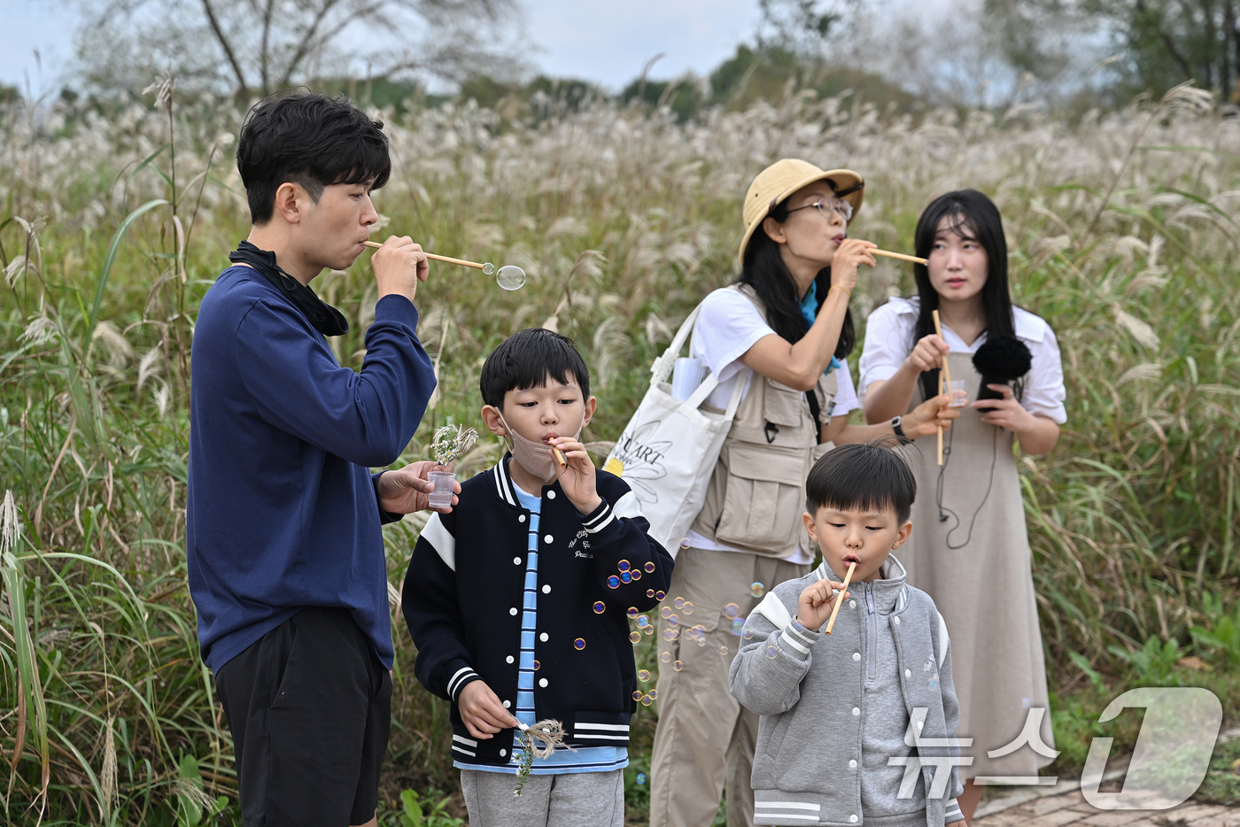 (광주=뉴스1) 이수민 기자 = 지난 19일 광주 서구 영산강변에서 열린 '제10회 광주서창억새축제'에서 시민들이 여유를 만끽하고 있다.(광주 서구 제공. 재판매 및 DB금지) 2 …