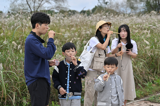 억새 보며 여유 만끽