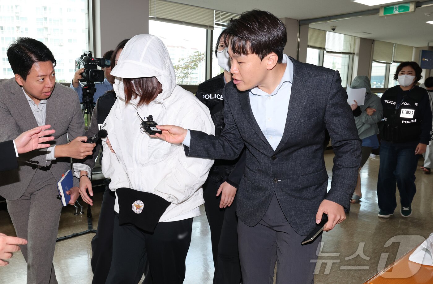 본문 이미지 - 캄보디아 송환 피의자들이 20일 충남 홍성 대전지법 홍성지원에서 구속 전 피의자심문&#40;영장실질심사&#41;을 받기 위해 법정으로 들어서고 있다.  2025.10.20/뉴스1 ⓒ News1 김기태 기자