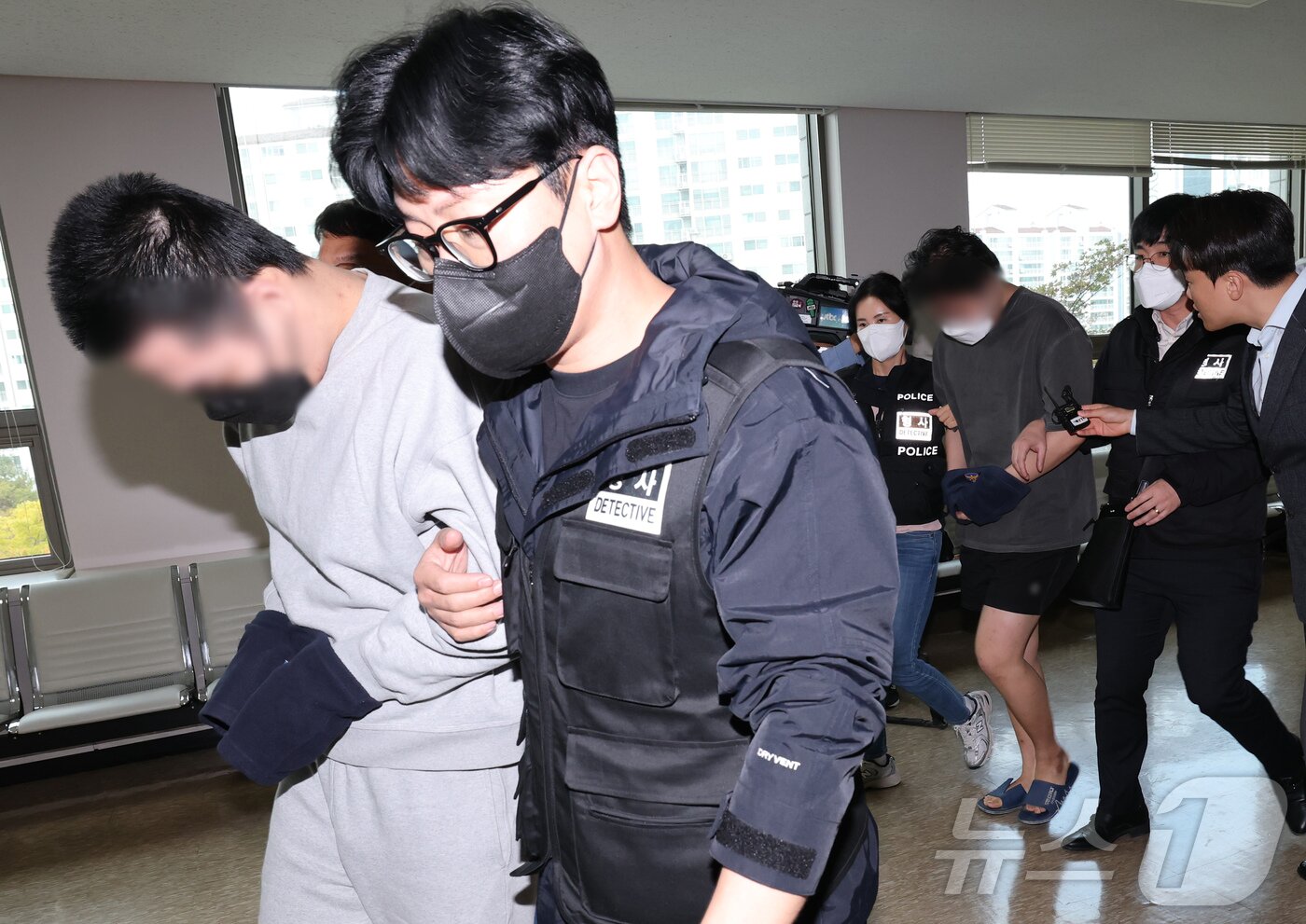 본문 이미지 - 캄보디아 송환 피의자들이 20일 충남 홍성 대전지법 홍성지원에서 구속 전 피의자심문(영장실질심사)을 받기 위해 법정으로 들어서고 있다. 이날 홍성지원에서는 충남경찰청에서 사기 혐의로 수사받는 캄보디아 송환자 45명의 영장실질심사가 진행된다. 2025.10.20/뉴스1 ⓒ News1 김기태 기자