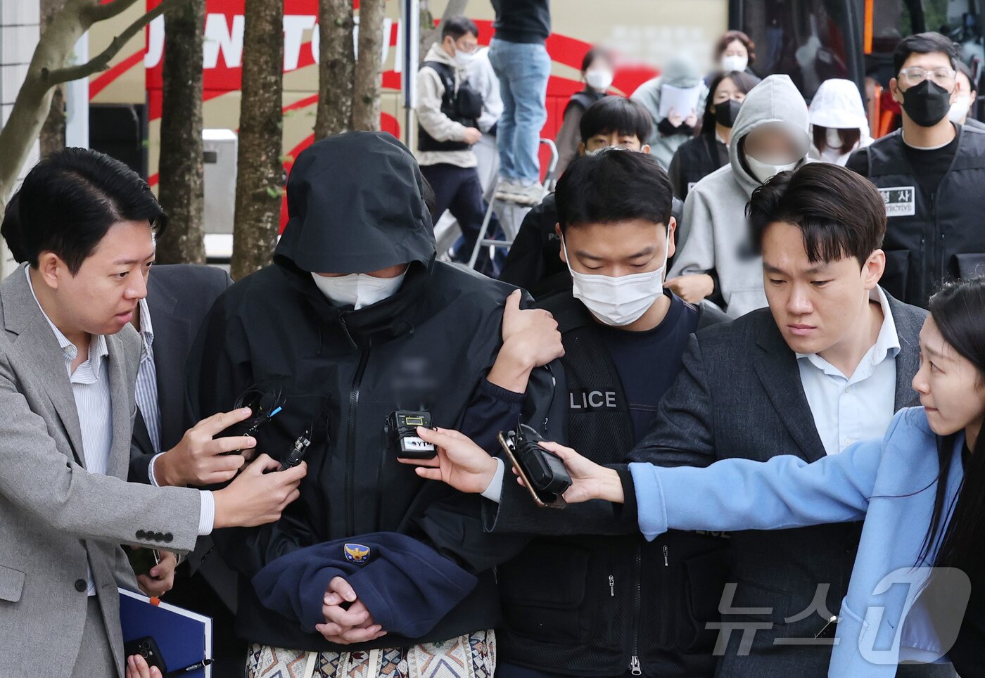 본문 이미지 - 캄보디아 송환 피의자들이 20일 충남 홍성 대전지법 홍성지원에서 구속 전 피의자심문&#40;영장실질심사&#41;을 받기 위해 법정으로 들어서고 있다.  2025.10.20/뉴스1 ⓒ News1 김기태 기자