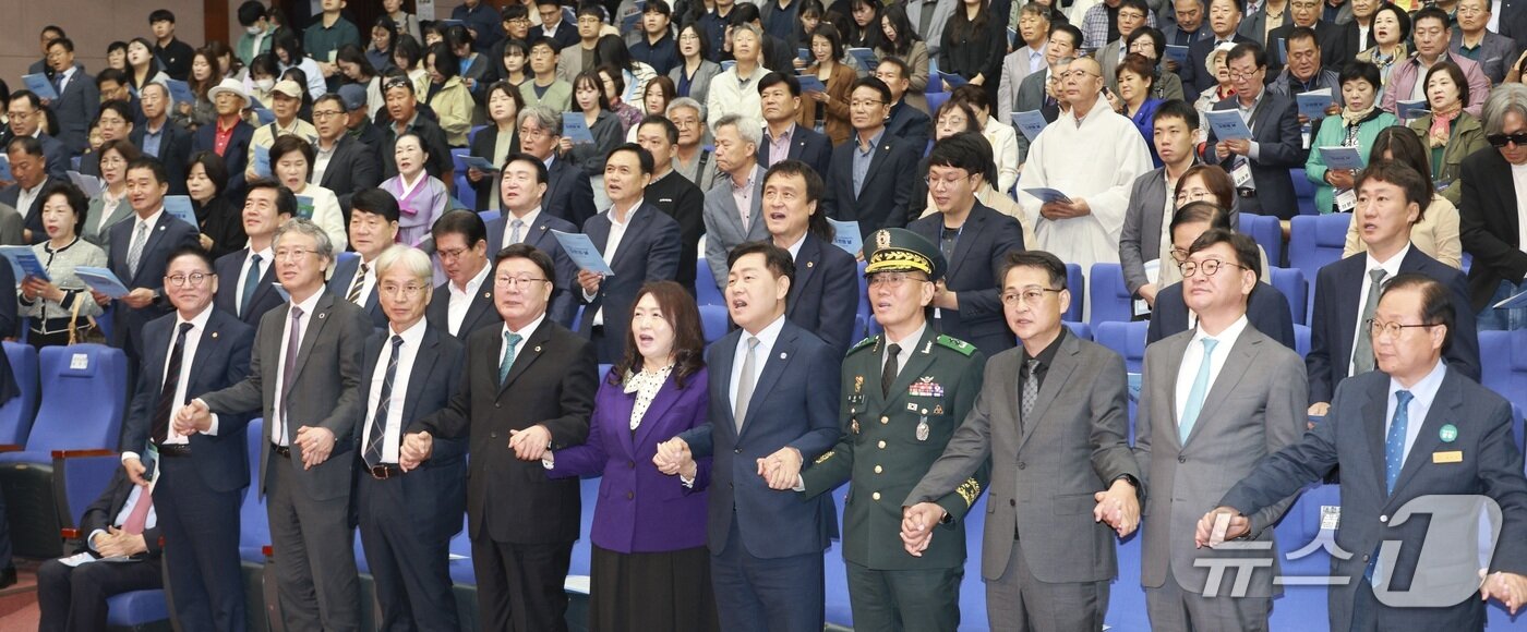 본문 이미지 - 20일 전북도청 공연장에서 제45주년 도민의 날 기념식이 열린 가운데 김관영 도지사를 비롯한 참석자들이 손을 맞잡고 도민의 노래를 제창하고 있다.&#40;전북도 제공. 재판매 및 DB금지&#41;/뉴스1