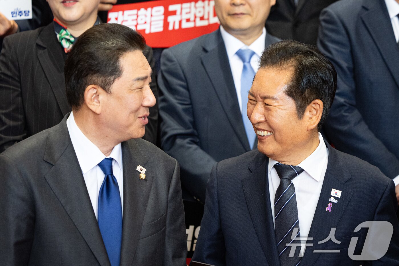 본문 이미지 - 정청래 더불어민주당 대표와 김병기 원내대표가 지난 20일 서울 여의도 국회 로텐더홀에서 열린 내란수괴 면회 극우선동 장동혁 규탄 기자회견에 앞서 대화하고 있다. 2025.10.20/뉴스1 ⓒ News1 유승관 기자