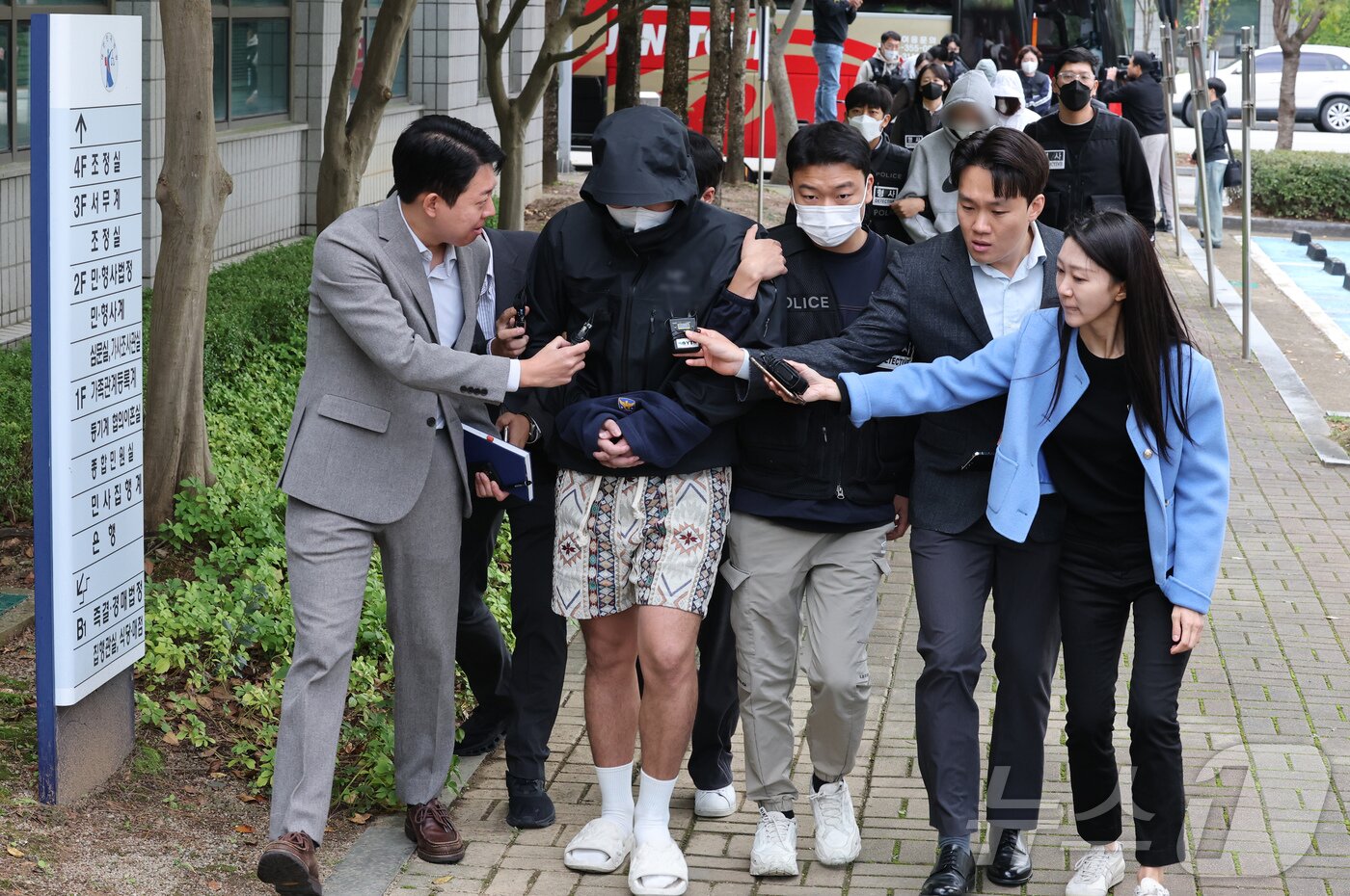 본문 이미지 - 캄보디아 송환 피의자들이 20일 충남 홍성 대전지법 홍성지원에서 구속 전 피의자심문&#40;영장실질심사&#41;을 받기 위해 법정으로 들어서고 있다. 2025.10.20/뉴스1 ⓒ News1 김기태 기자