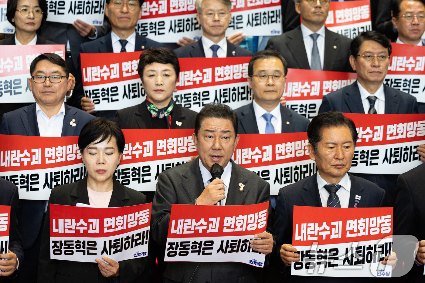 (서울=뉴스1) 유승관 기자 = 김병기 더불어민주당 원내대표가 20일 서울 여의도 국회 로텐더홀에서 열린 내란수괴 면회 극우선동 장동혁 규탄 기자회견에서 규탄사를 하고 있다. 20 …